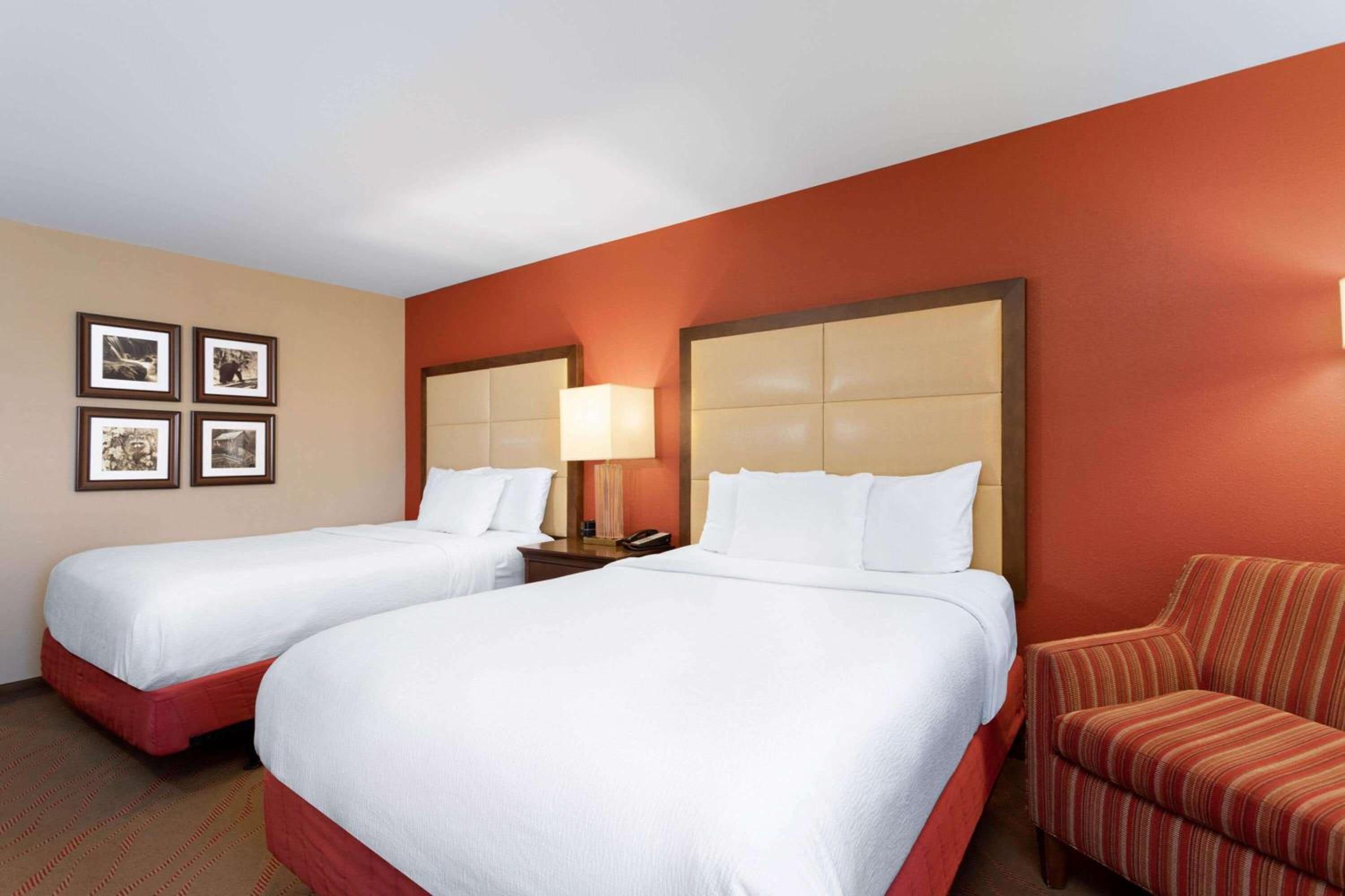 Queen Room with Two Queen Beds - Mobility Access/Non-Smoking - Photo 2