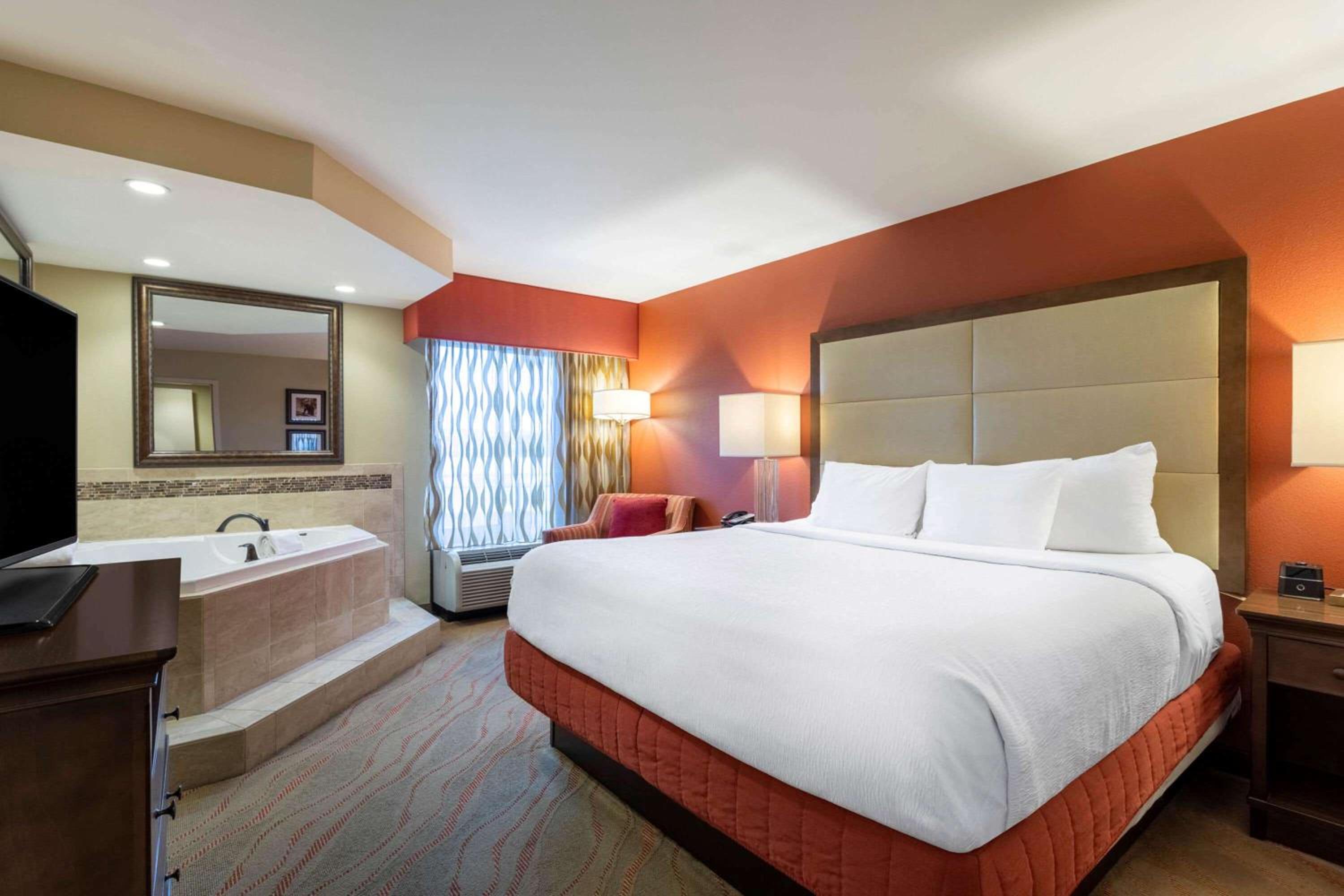 King Suite - Non-Smoking - Photo 2