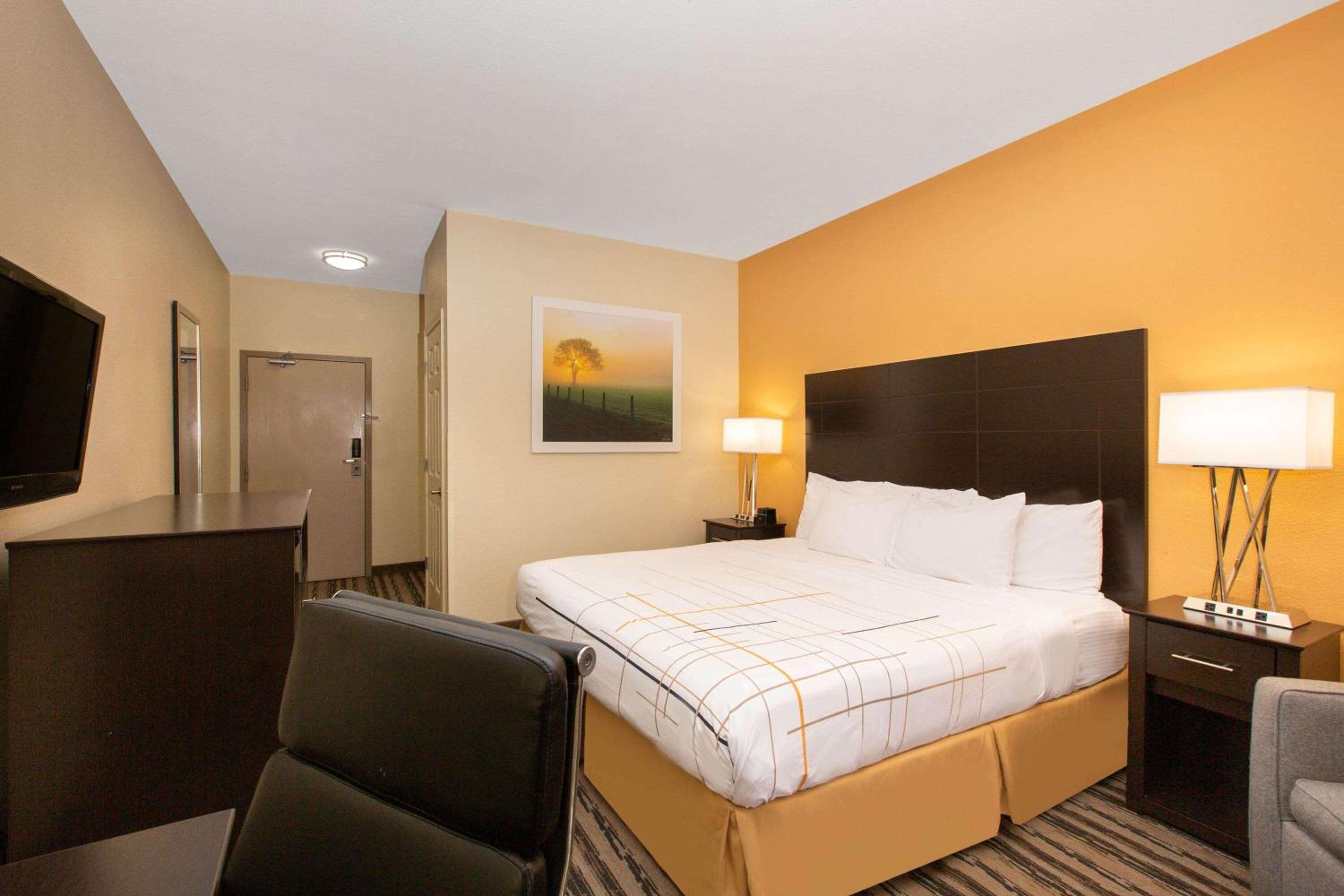 Deluxe King Room - Photo 2