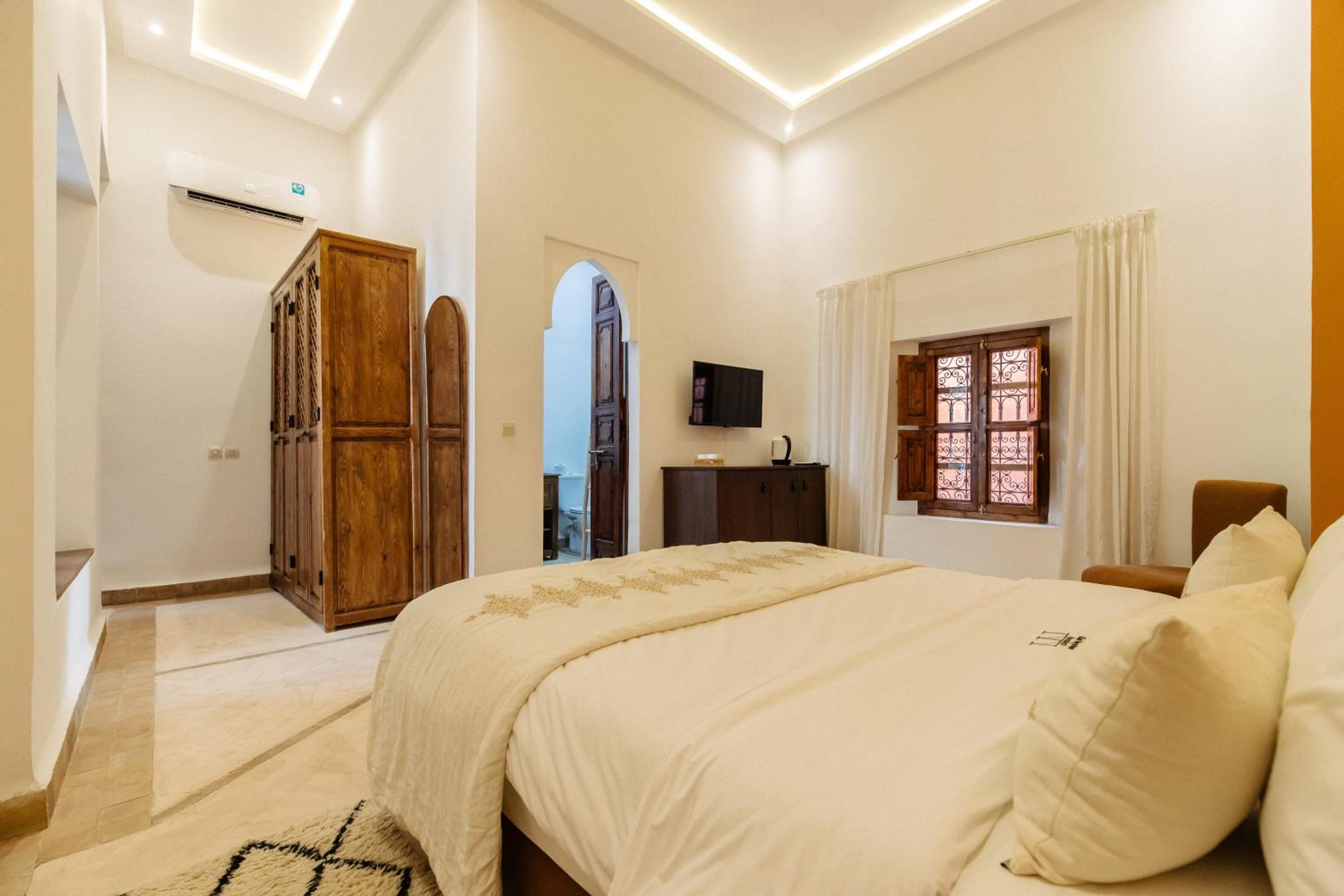 Deluxe Double Room - Photo 11