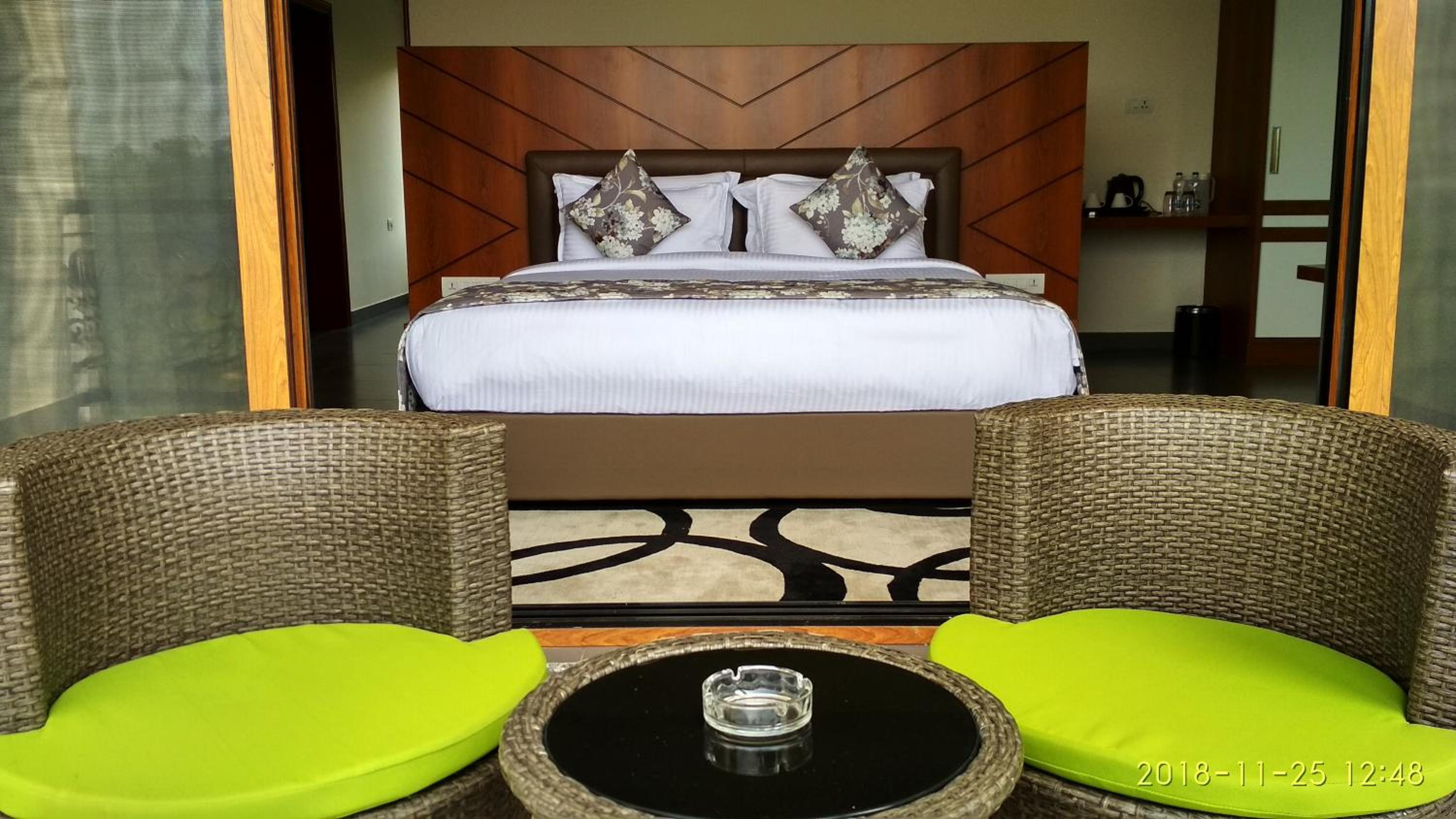 Deluxe Double Room with Balcony - Photo 3