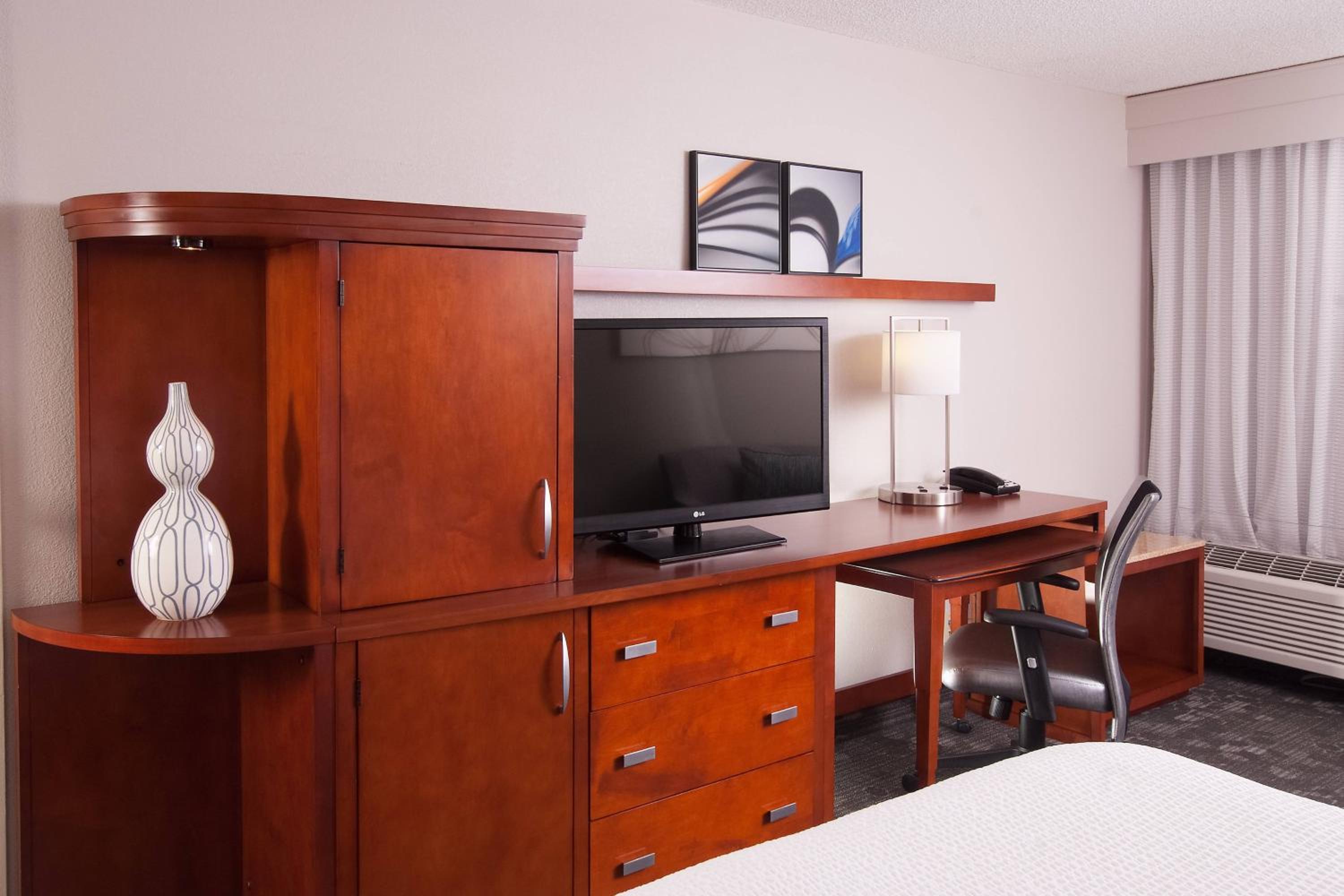 King Room with Poolside Access, Bathtub and Sofa Bed - Mobility Access/Hearing Accessible photo 3