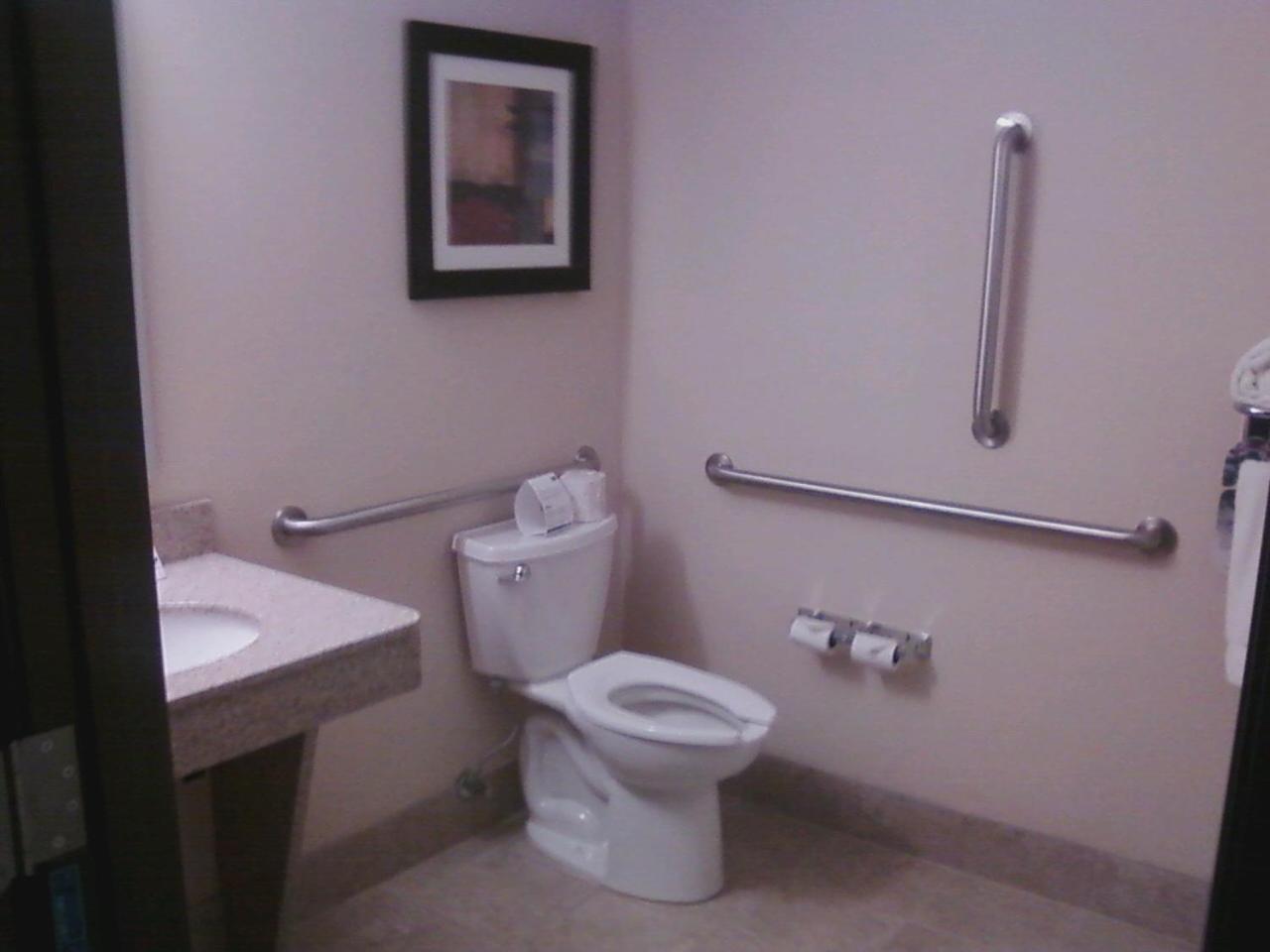 Queen Room with Two Queen Beds- Hearing Accessible Roll in Shower/Non-Smoking - Photo 2