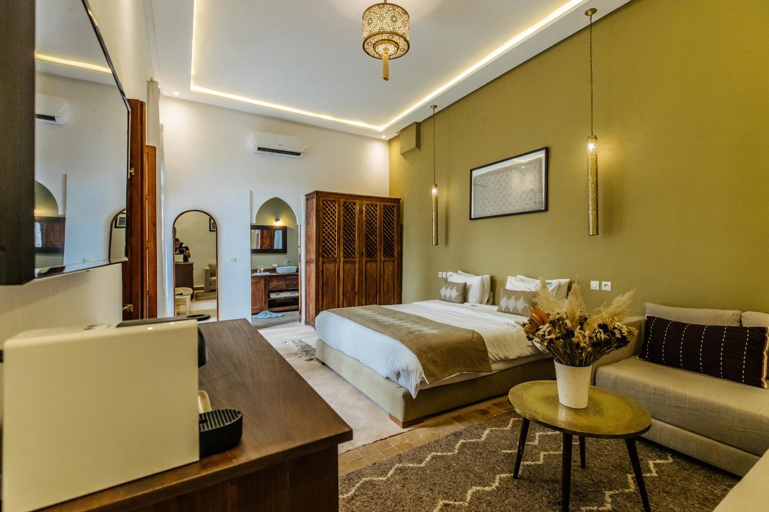 Deluxe Suite - Photo 9