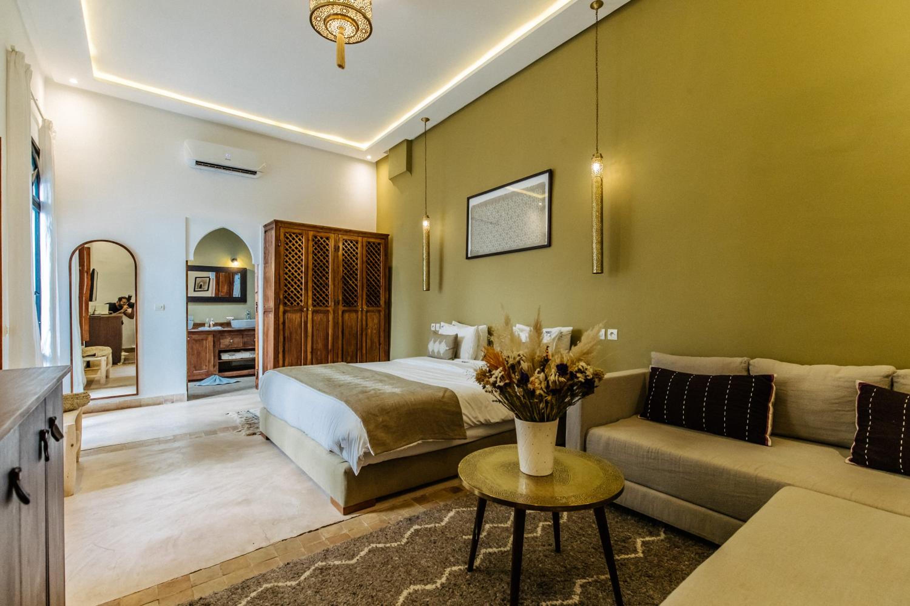 Deluxe Suite - Photo 7
