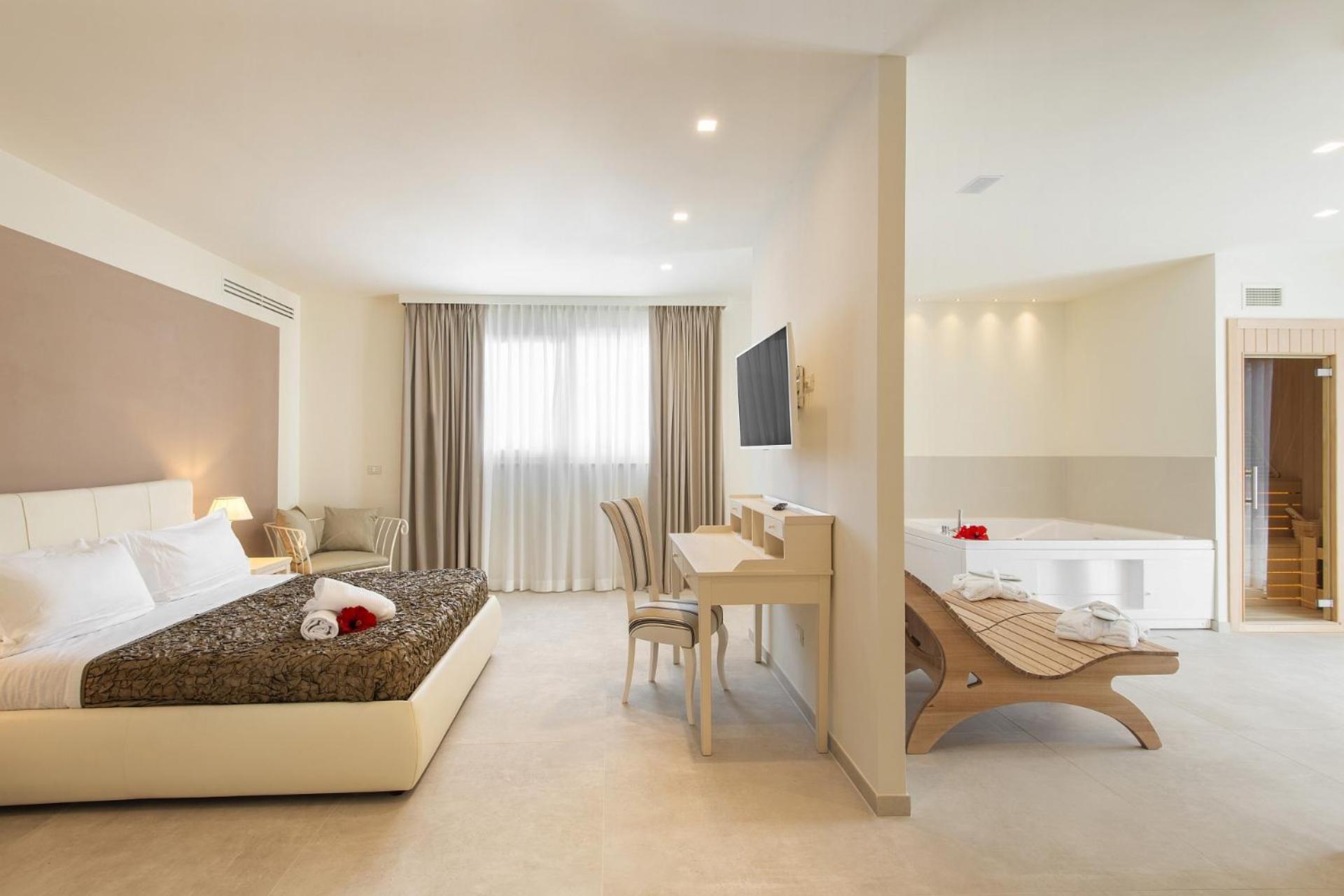Suite with Spa Access photo 2