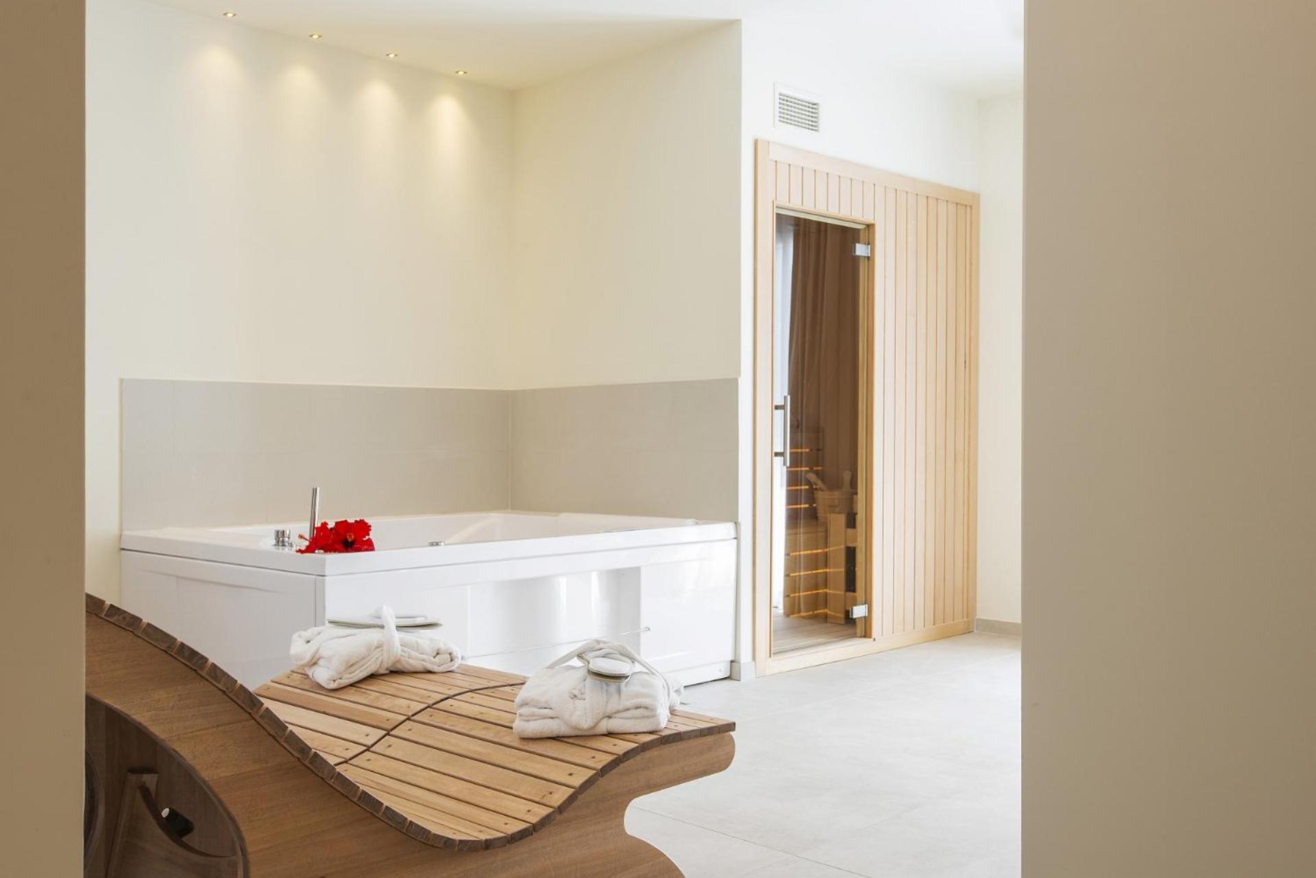 Suite with Spa Access photo 3