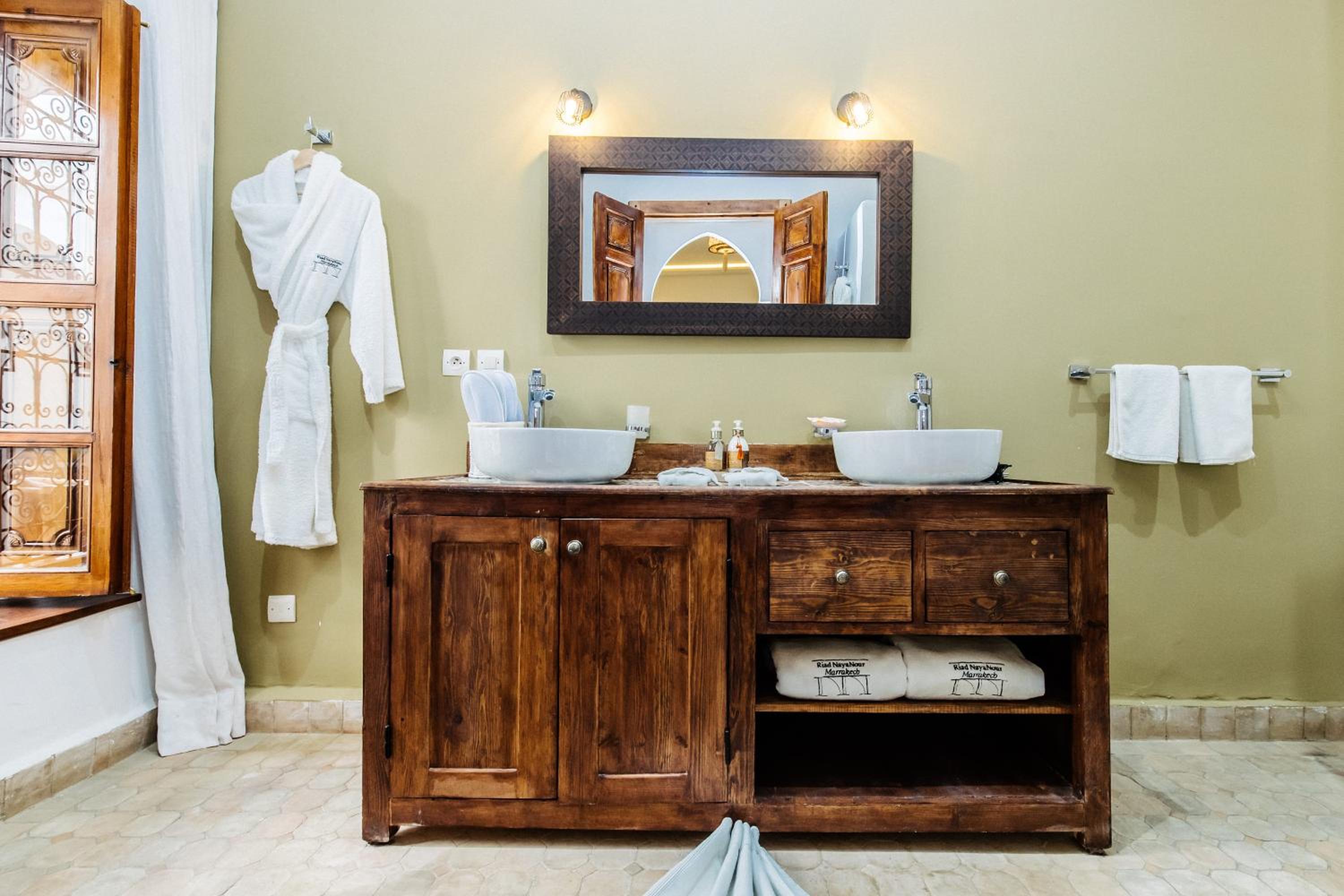 Deluxe Suite - Photo 5
