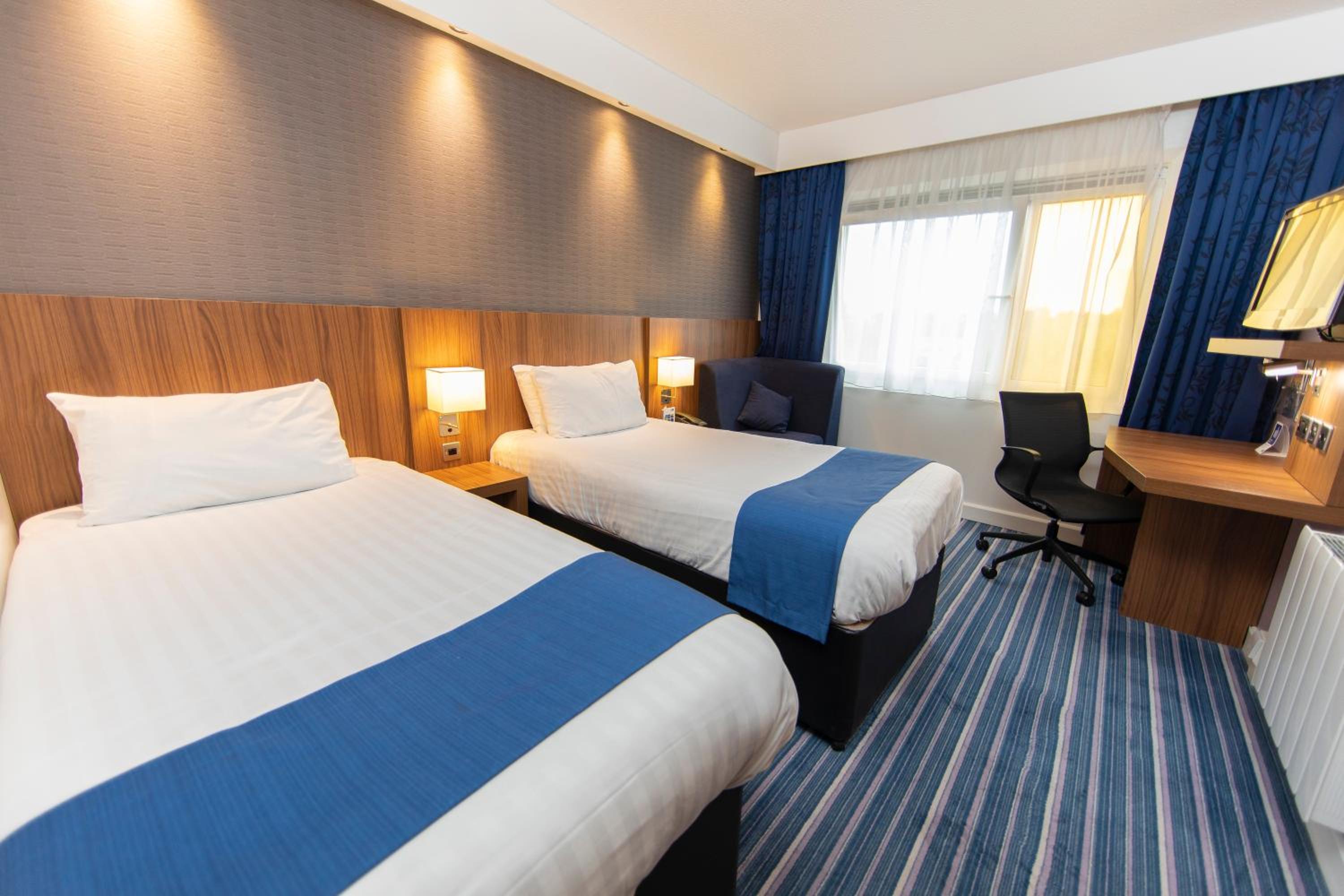 Standard Twin Room with Free Hot Breakfast - Photo 2