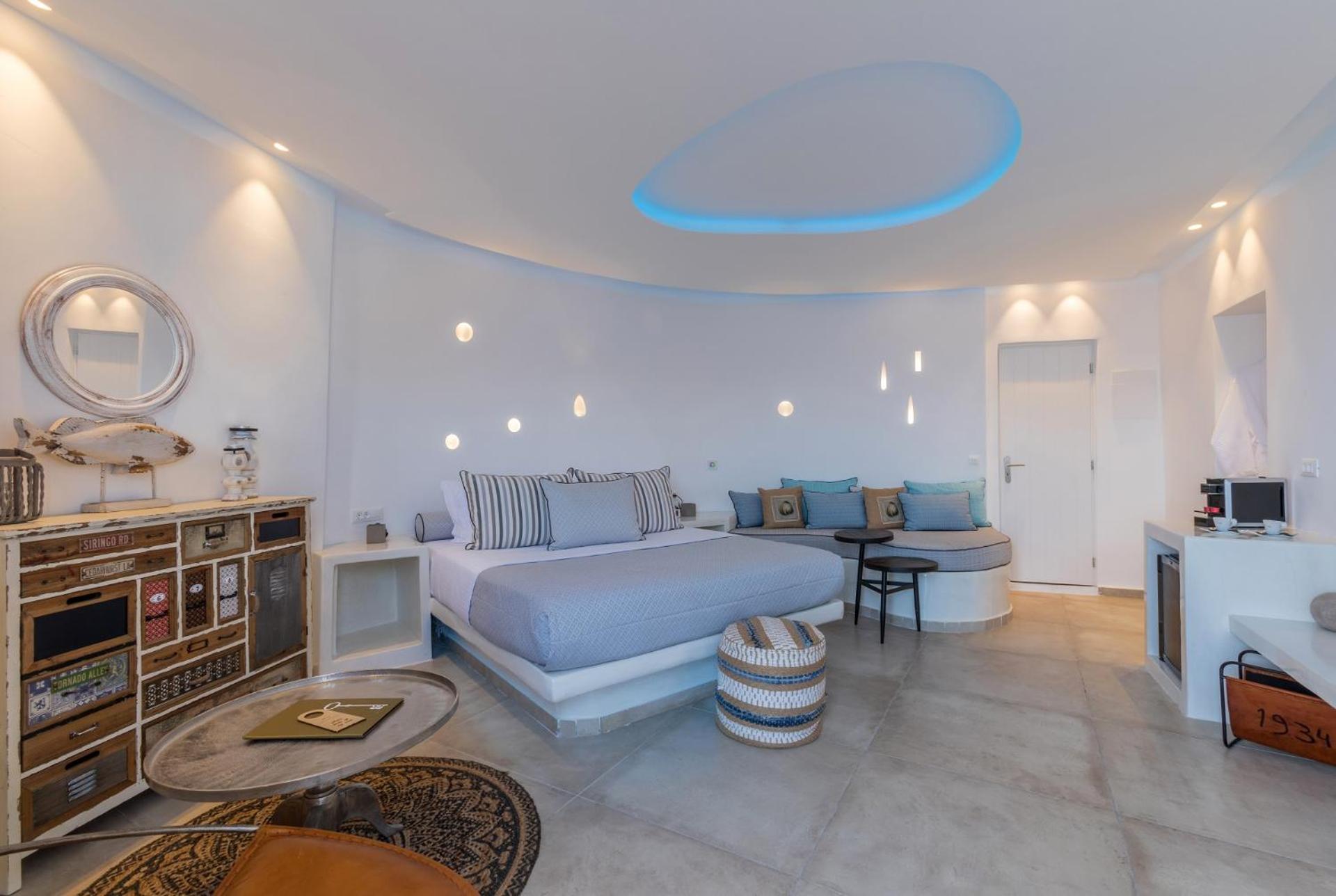 Legend Suite with Οutdoor Ηot Τub and Caldera View photo 1