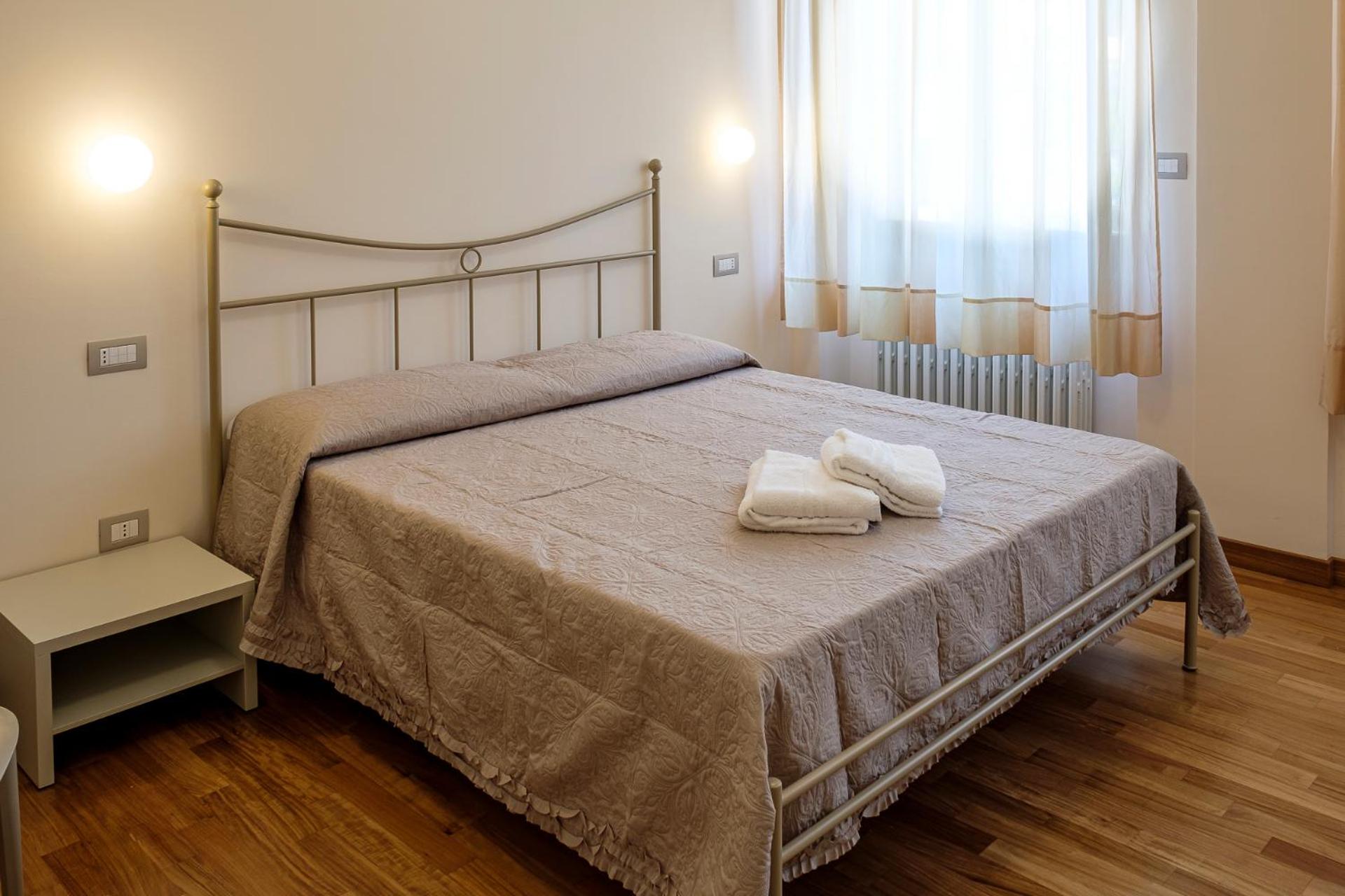 Double Room with Private Bathroom - Photo 2
