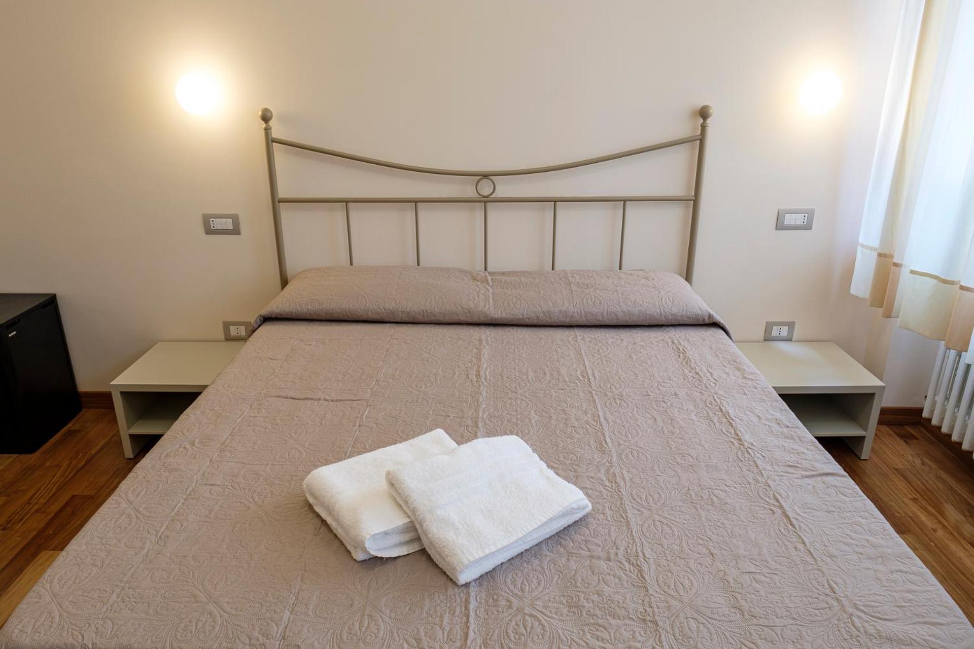 Double Room with Private Bathroom - Photo 6