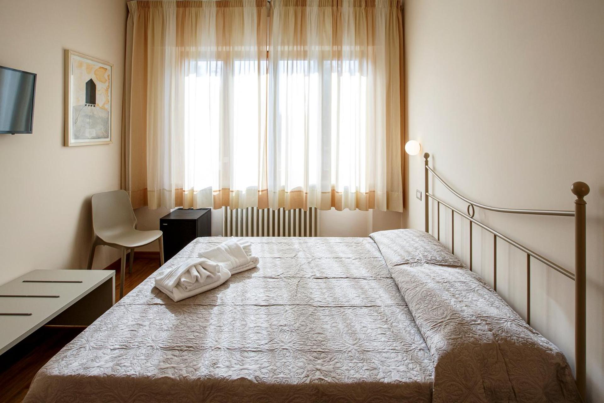 Double Room with Private Bathroom - Photo 4