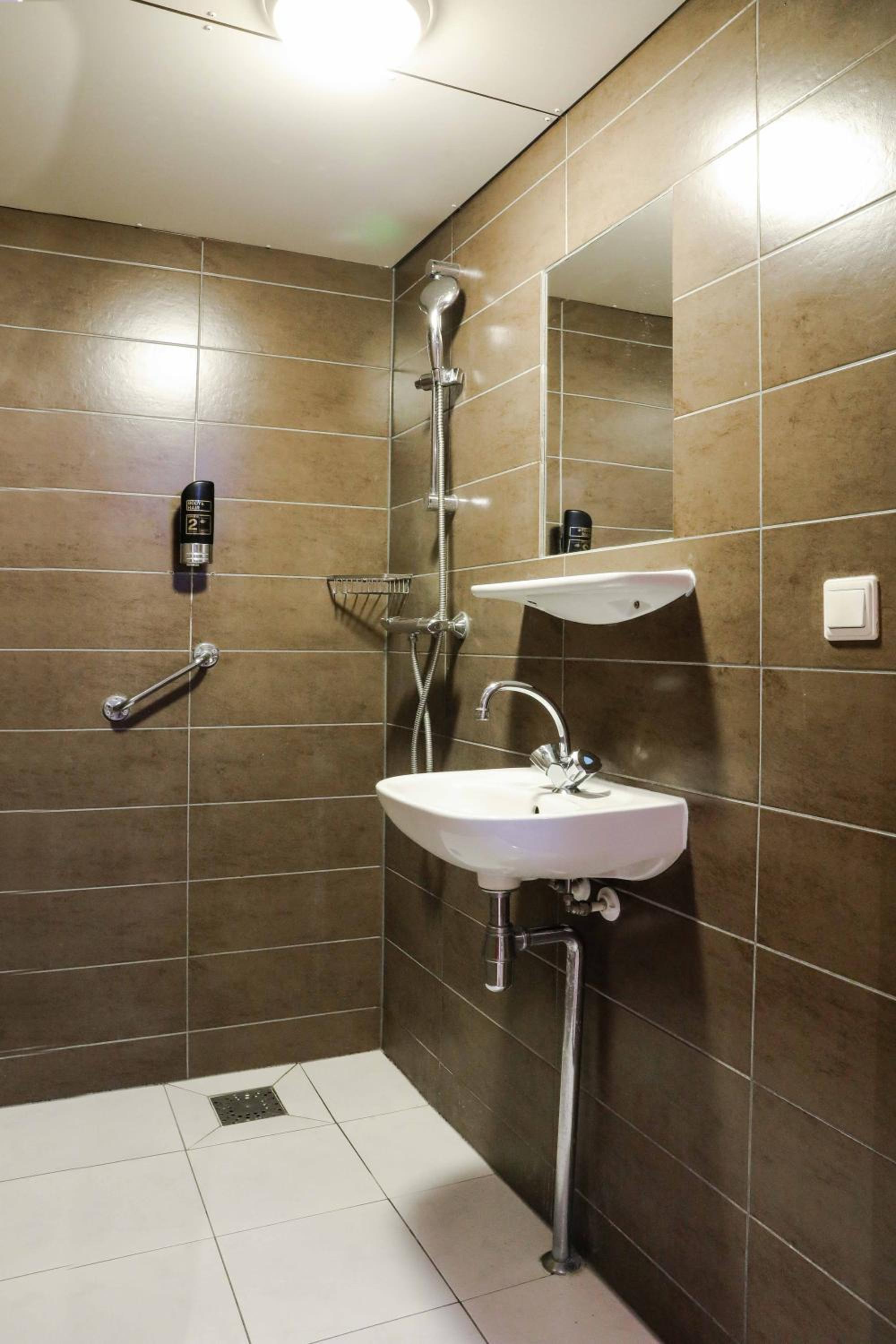 Twin Room with Private Bathroom photo 2