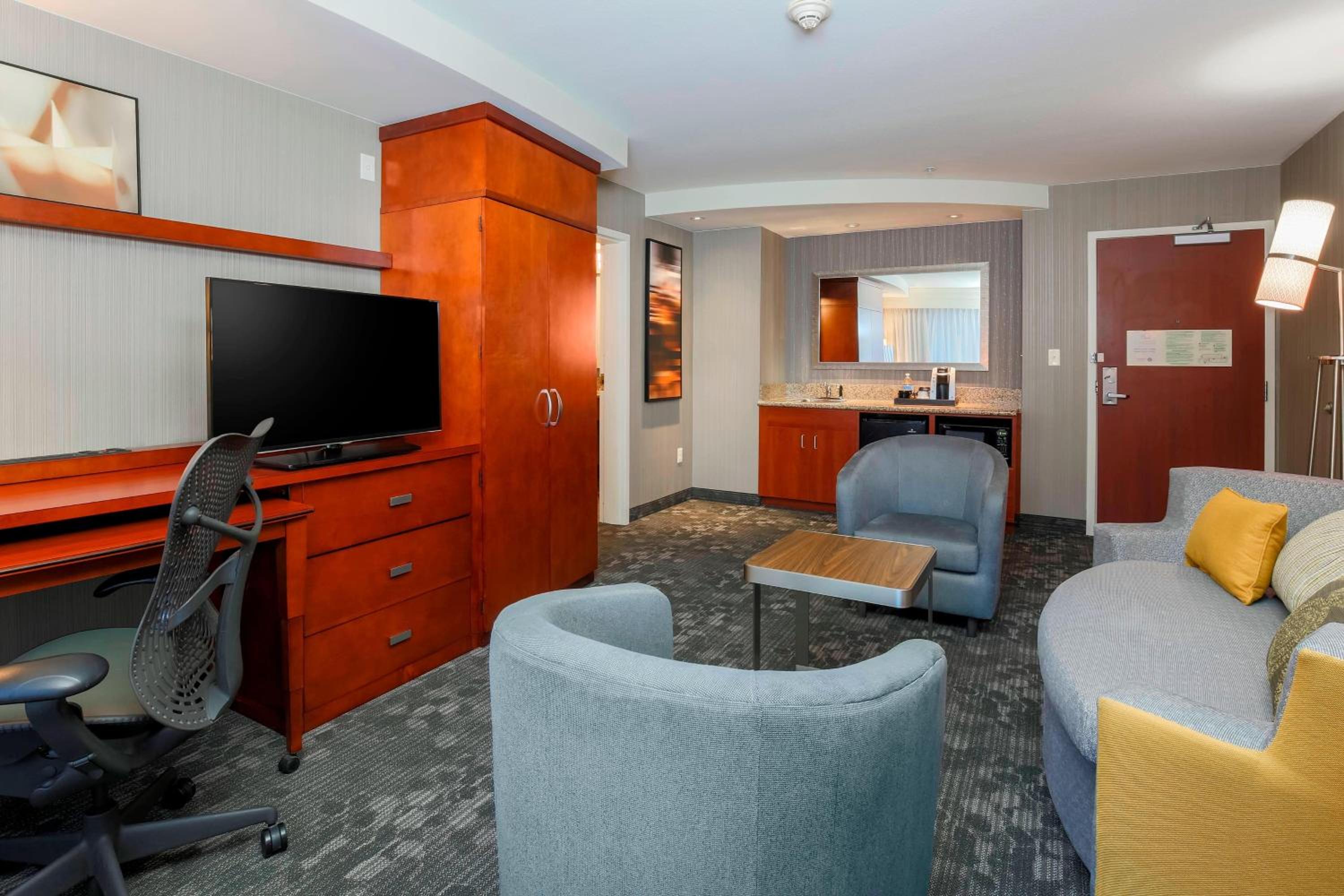 One-Bedroom King Suite with Wet Bar photo 1
