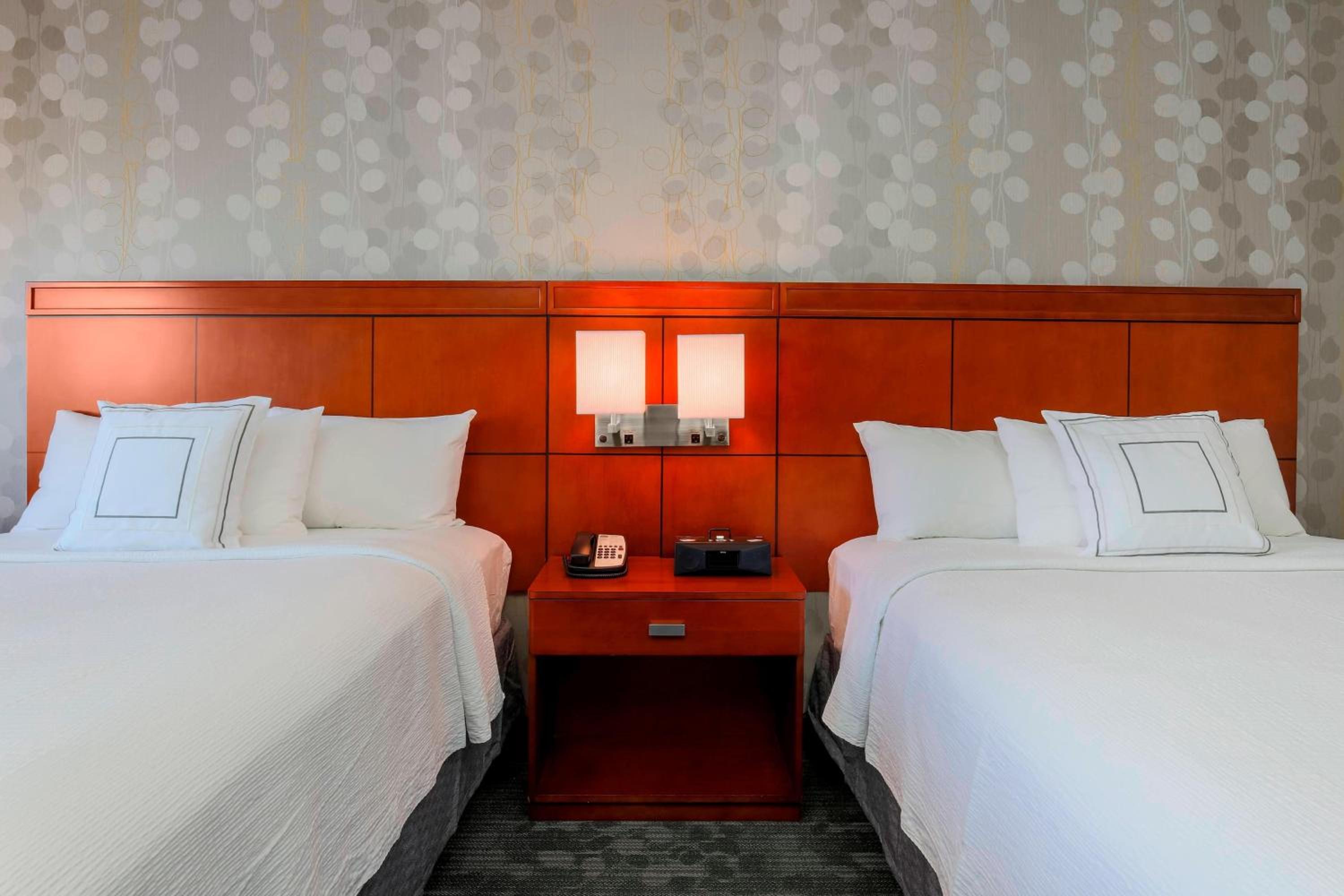 Queen Room with Two Queen Beds and Roll-In Shower - Mobility Access/Hearing Accessible
