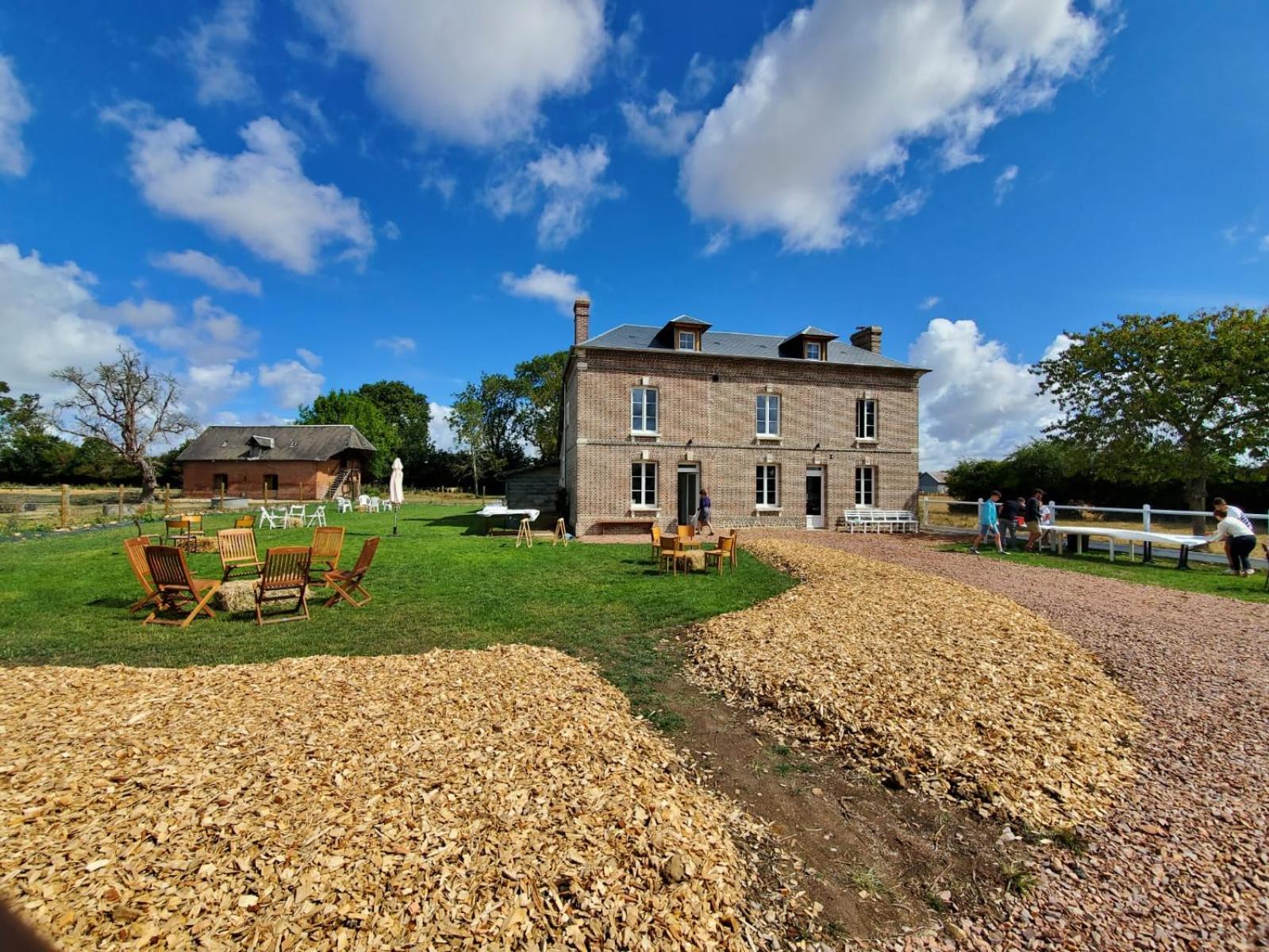 Five-Bedroom House photo 1