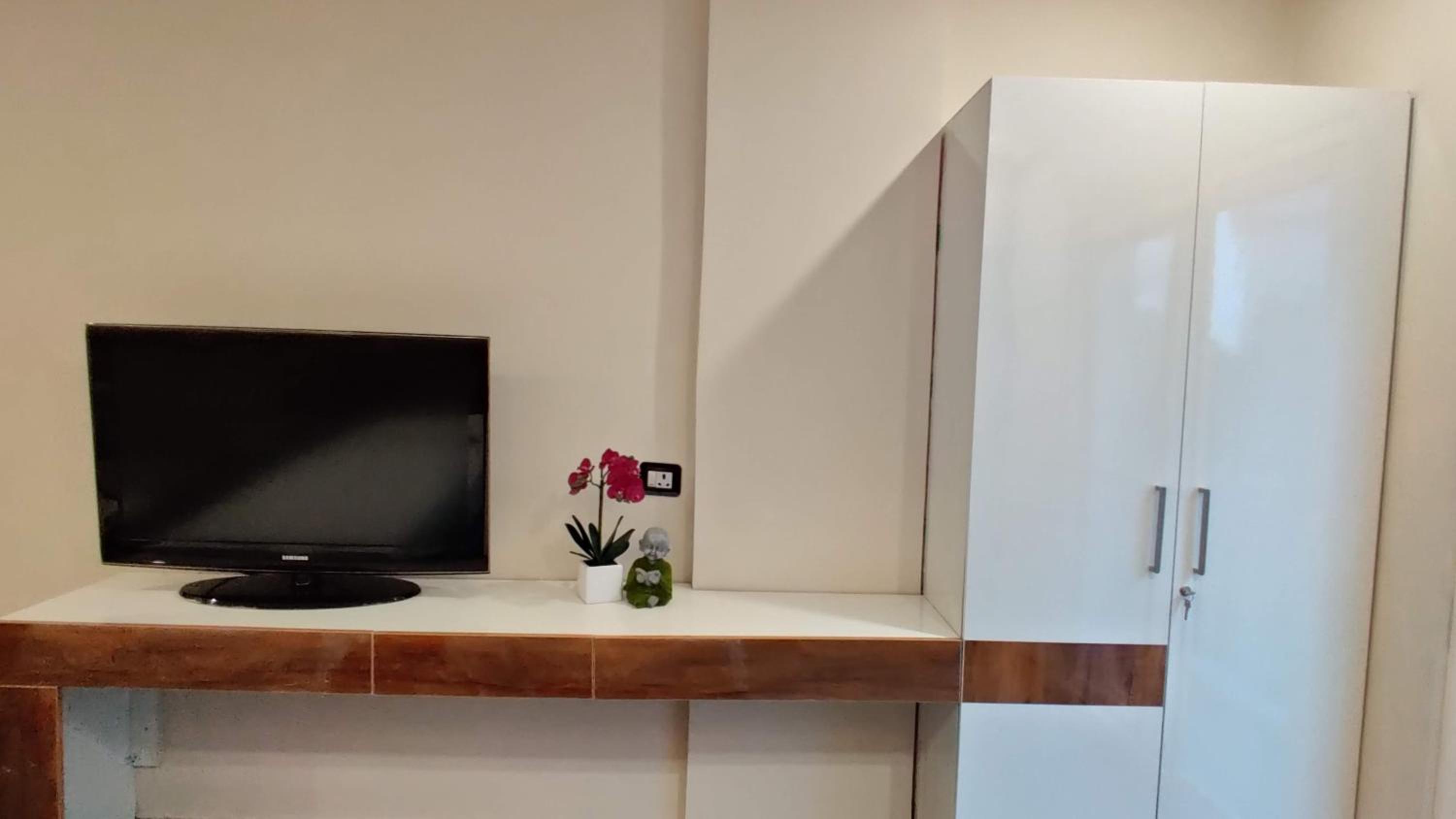 Studio with Balcony - Photo 4