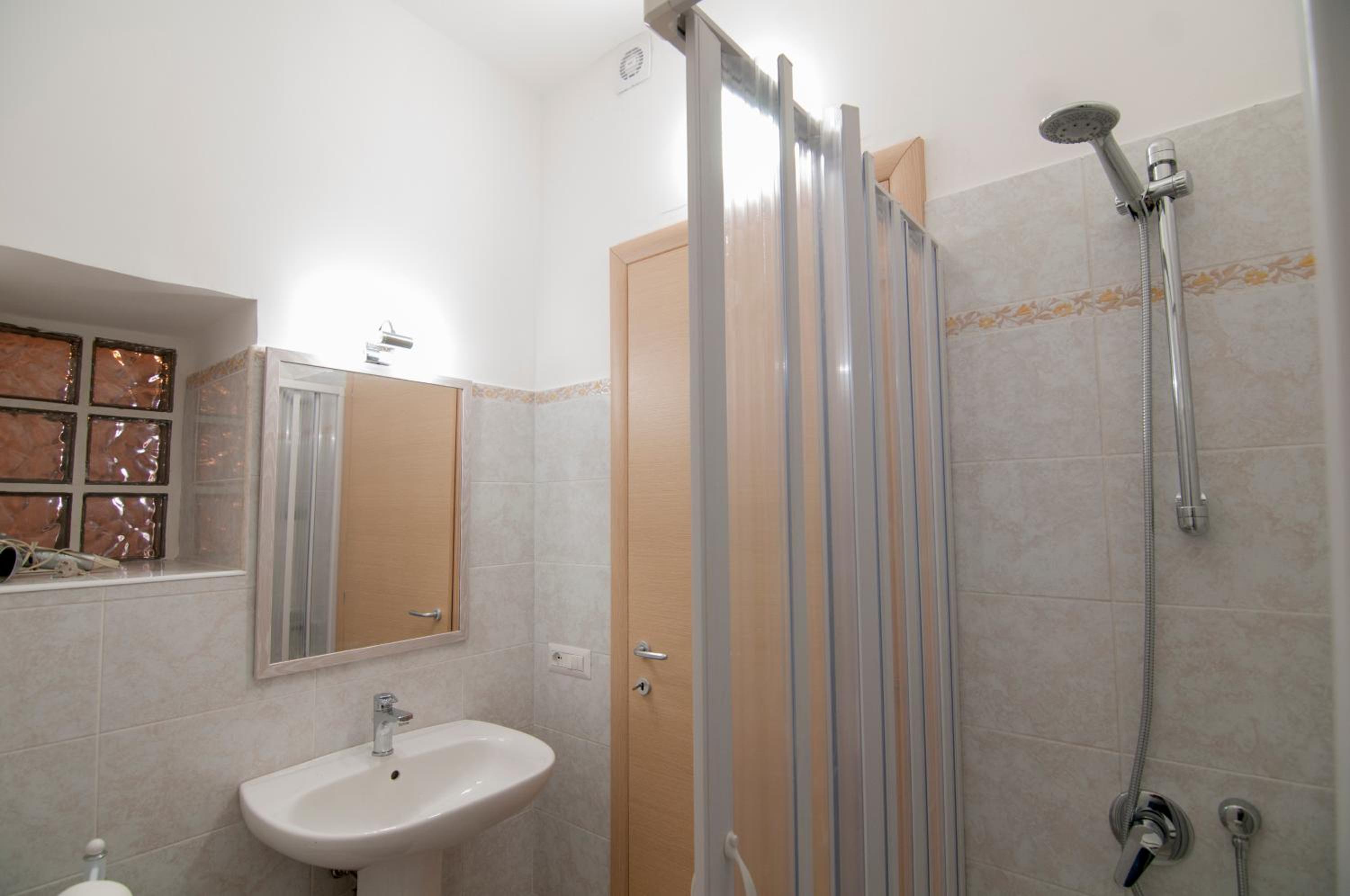 Quadruple Room - Photo 16