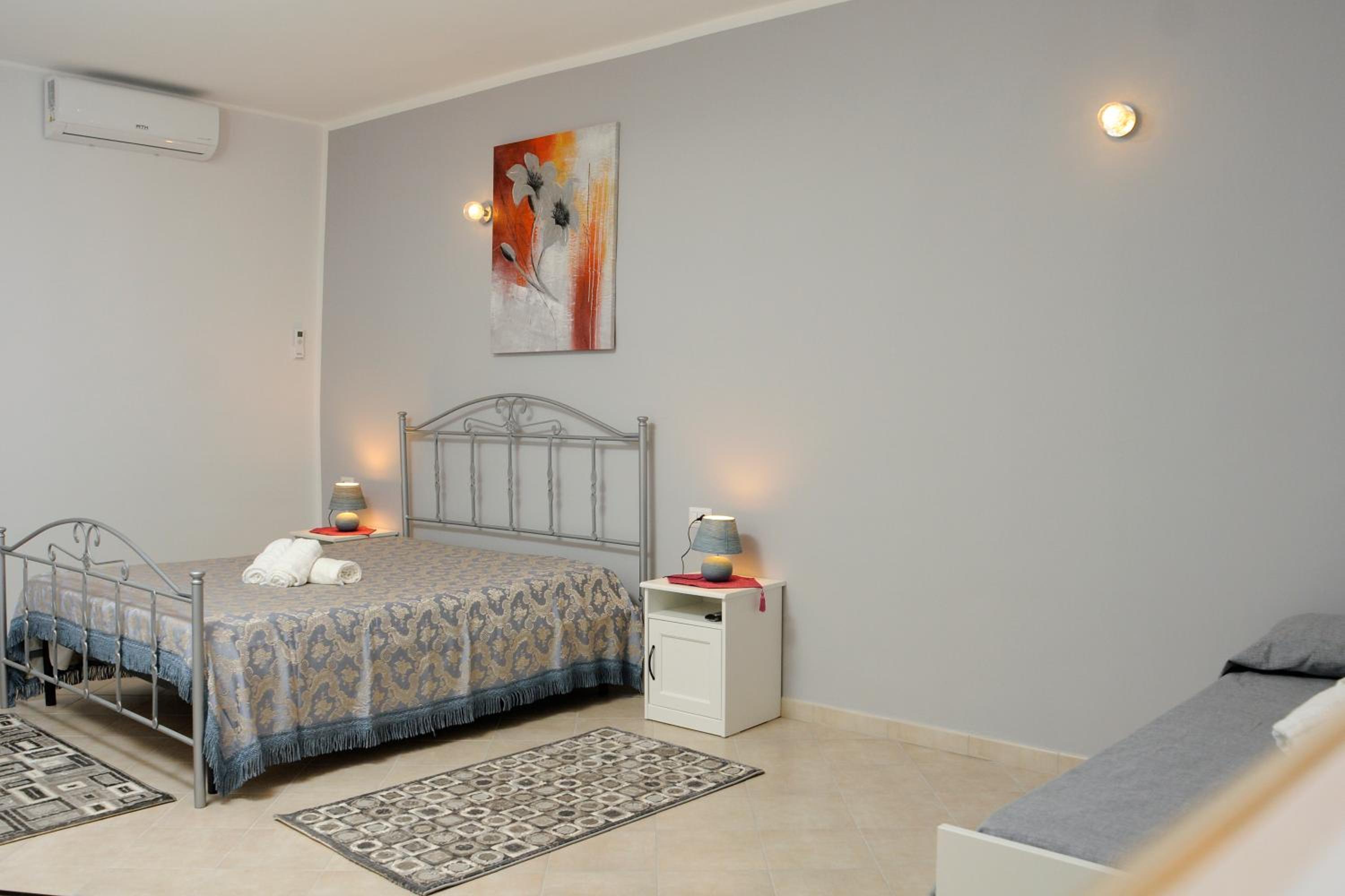 Quadruple Room - Photo 9