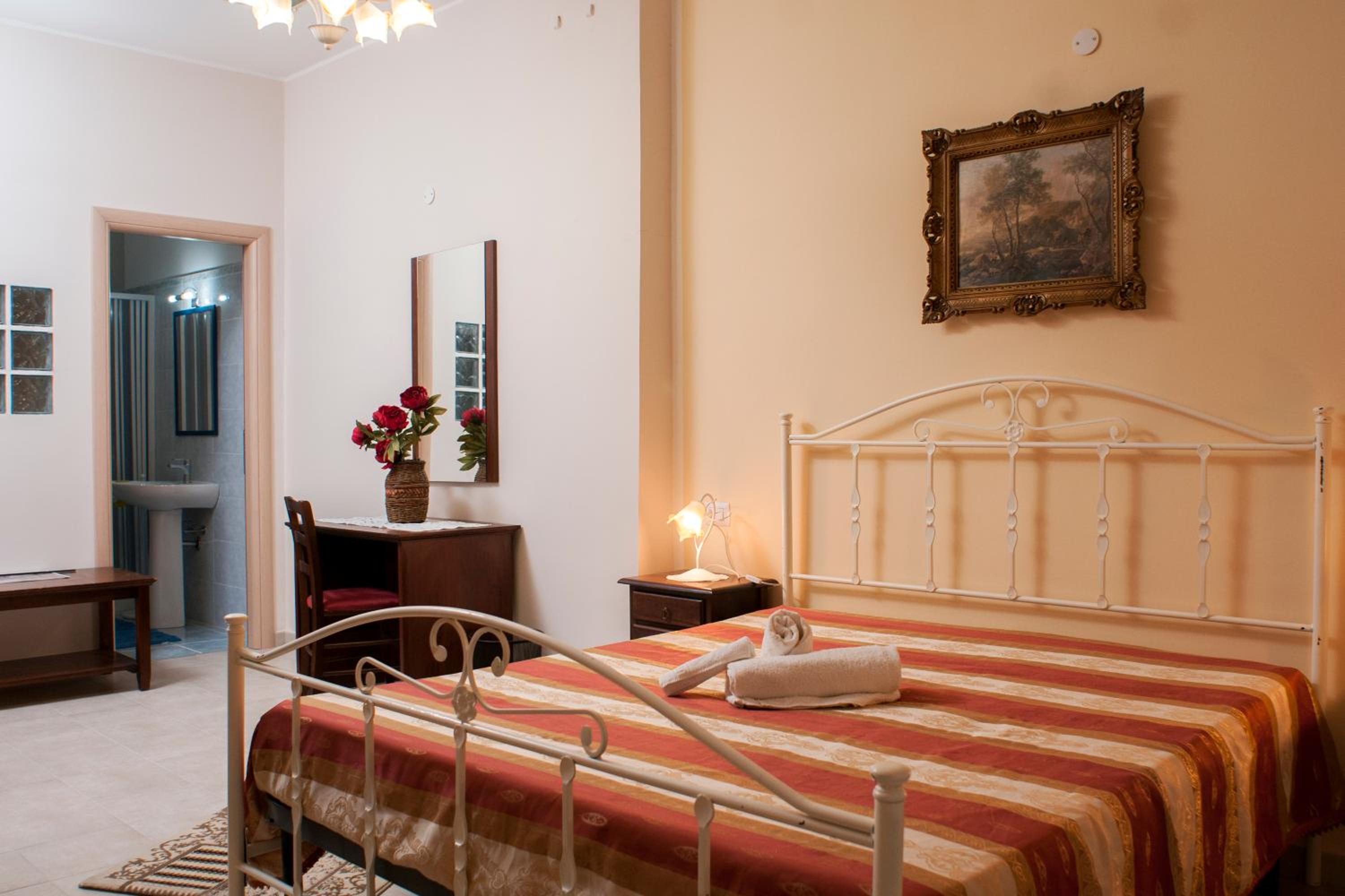 Double Room - Photo 5