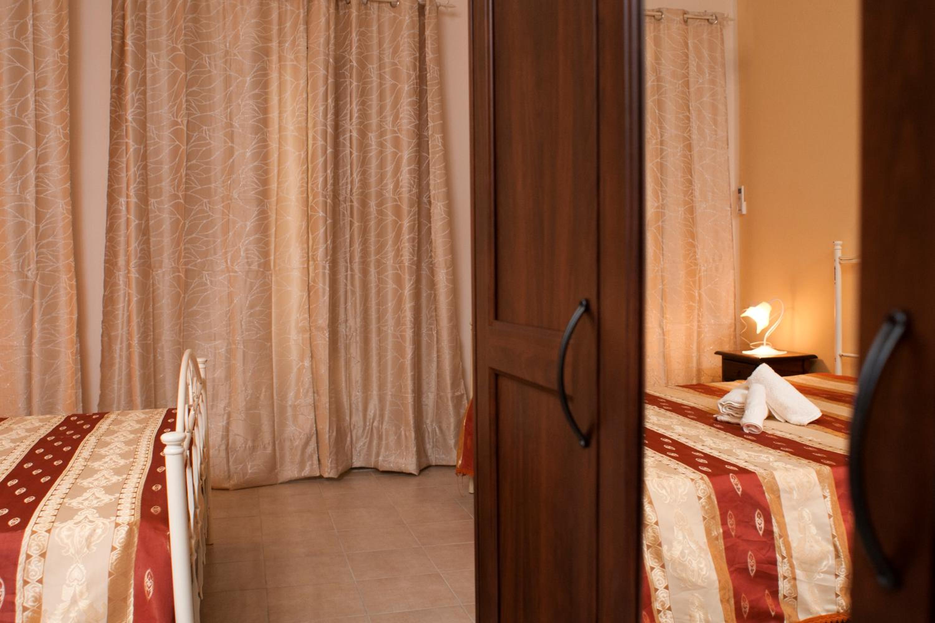 Double Room - Photo 8