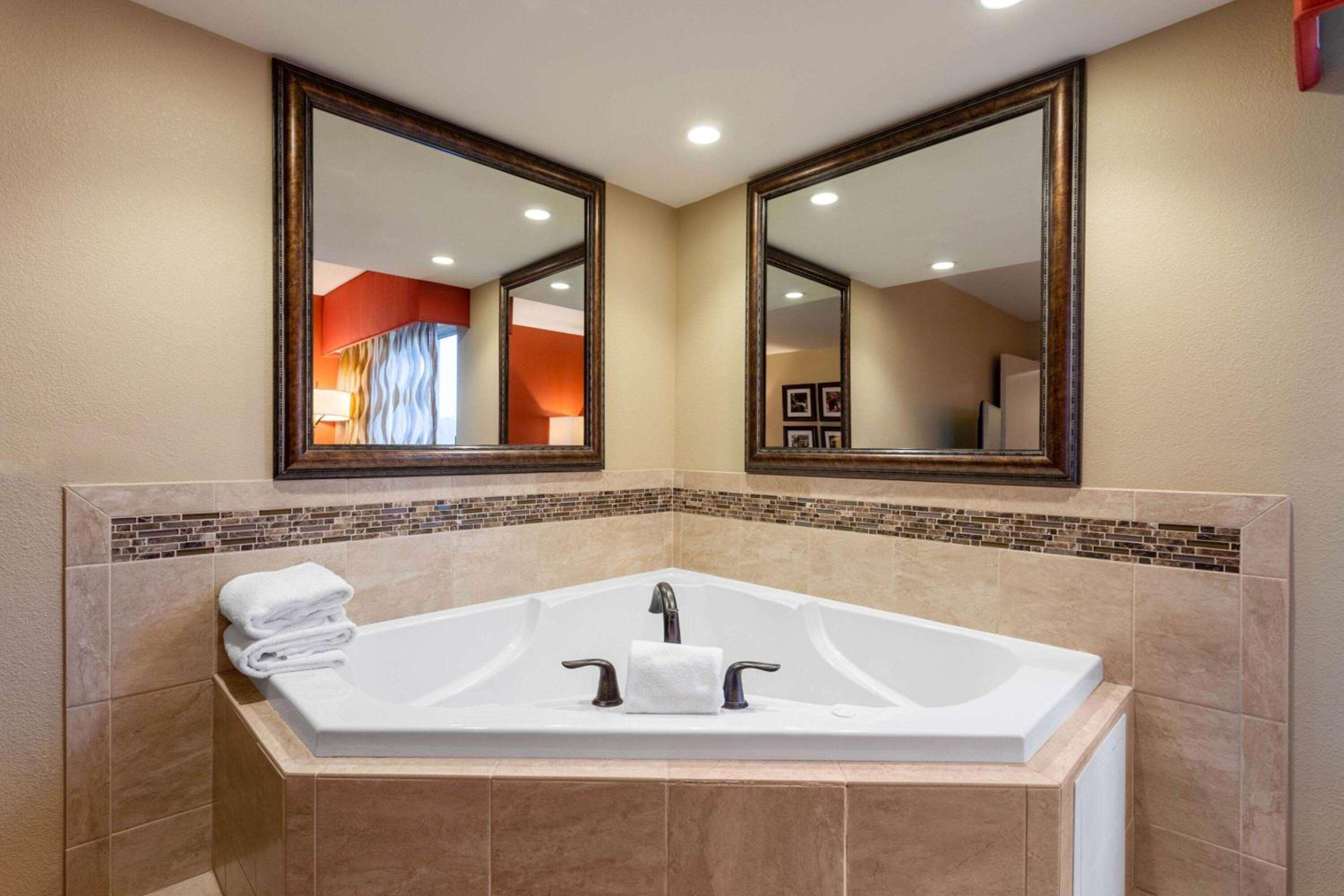 King Suite - Non-Smoking - Photo 3