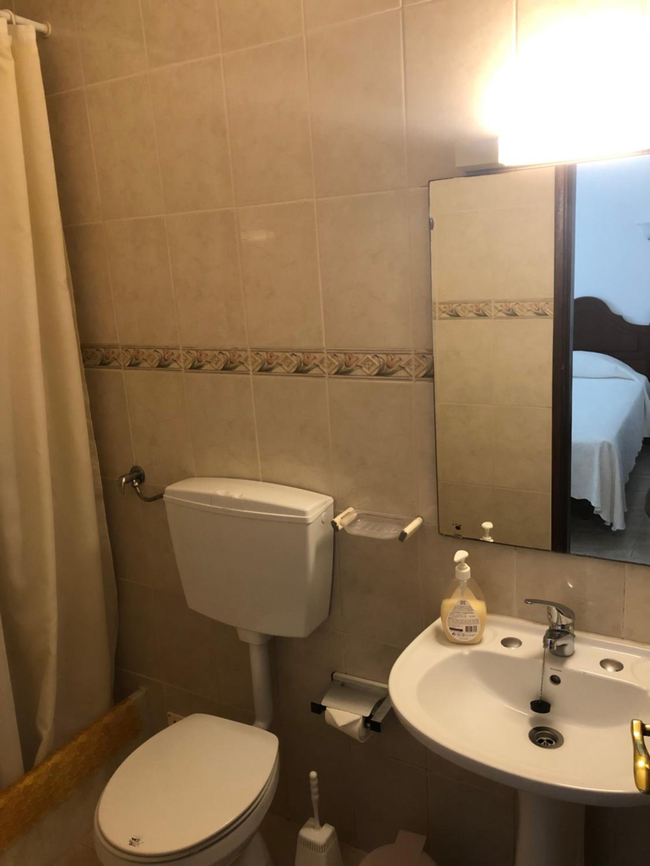 Twin Room with Private Bathroom photo 3