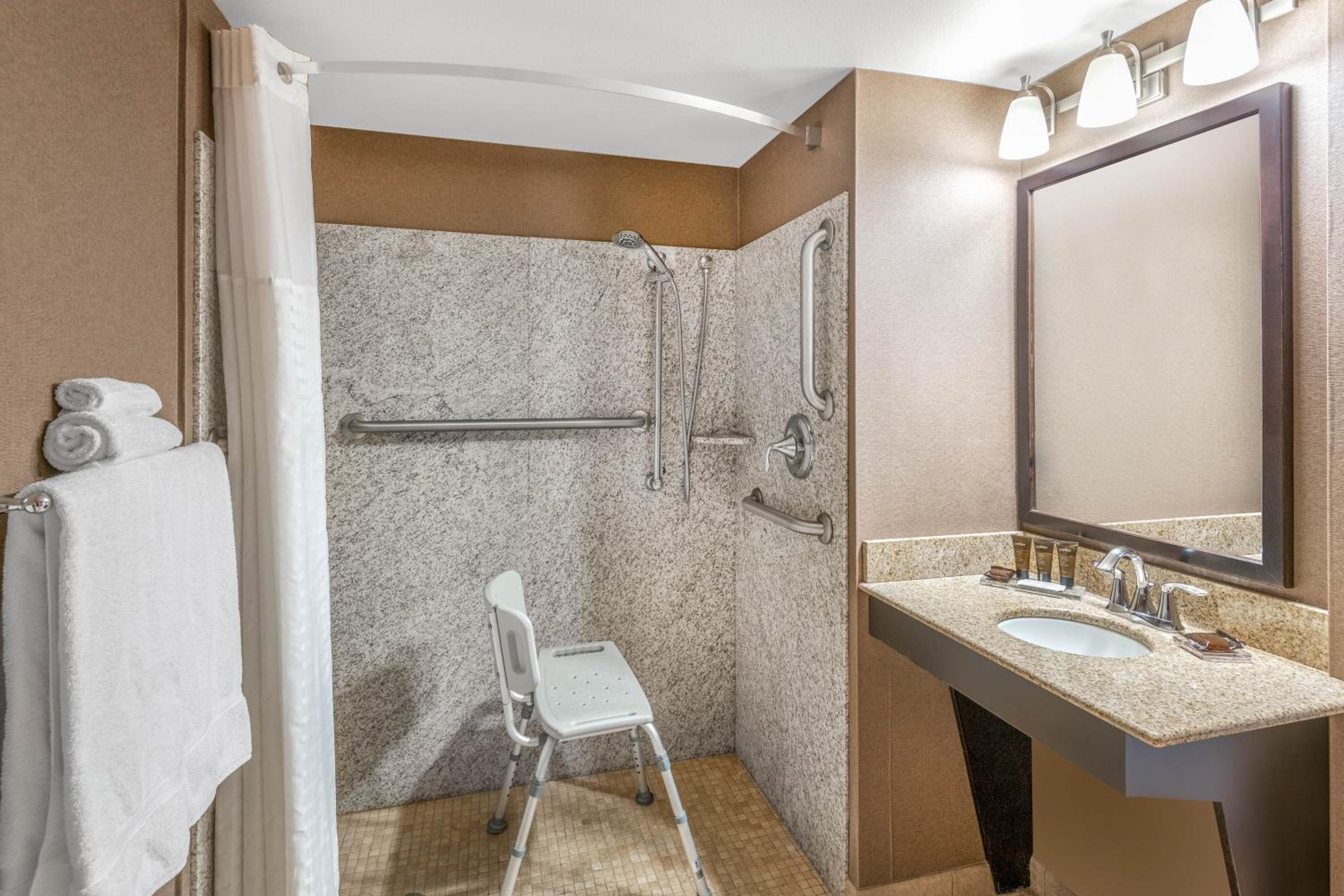 King Room with Bath Tub - Mobility Accessible/Non-Smoking - Photo 6