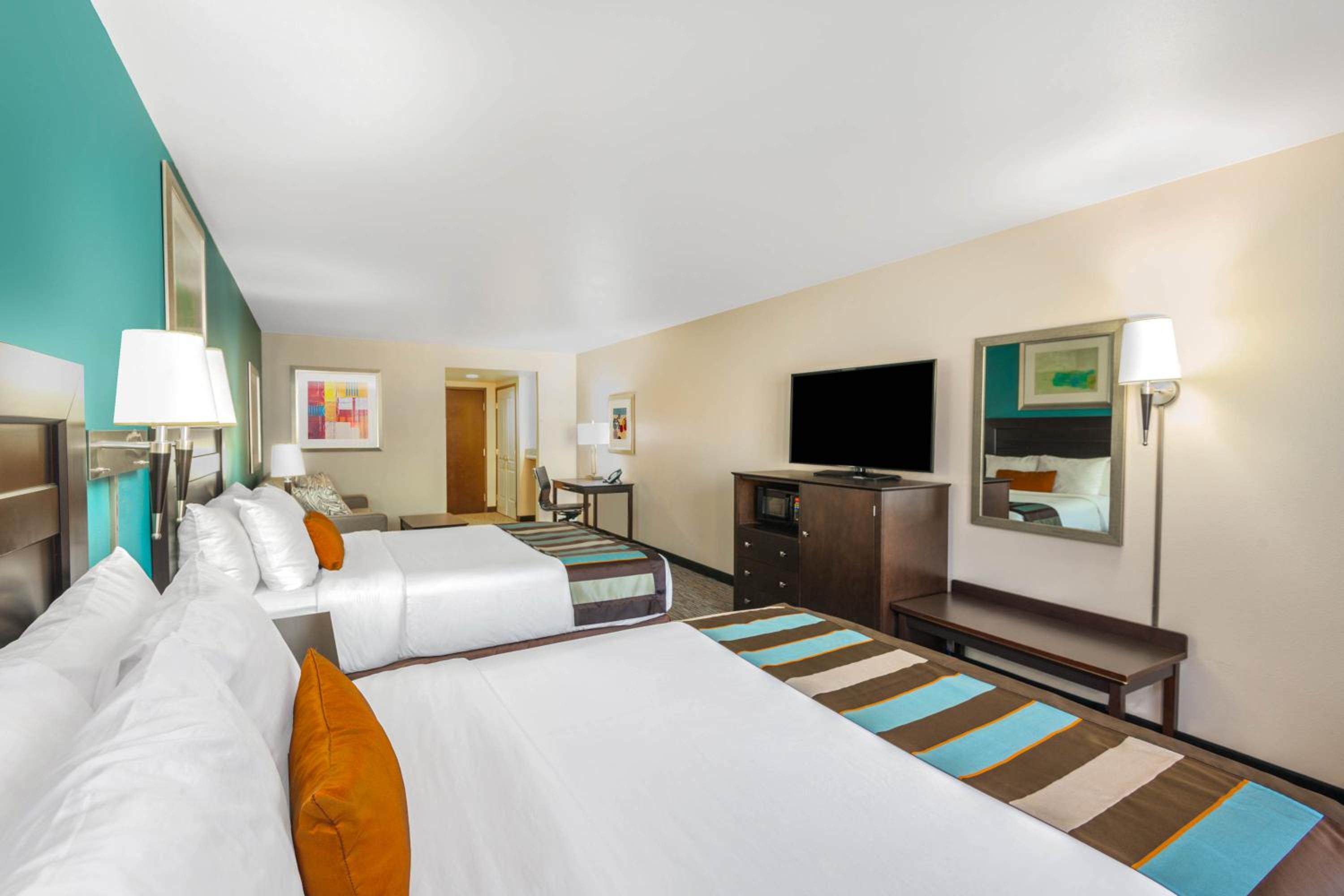 2 Queen beds, Sleeper Sofa, Non-Smoking - Photo 1