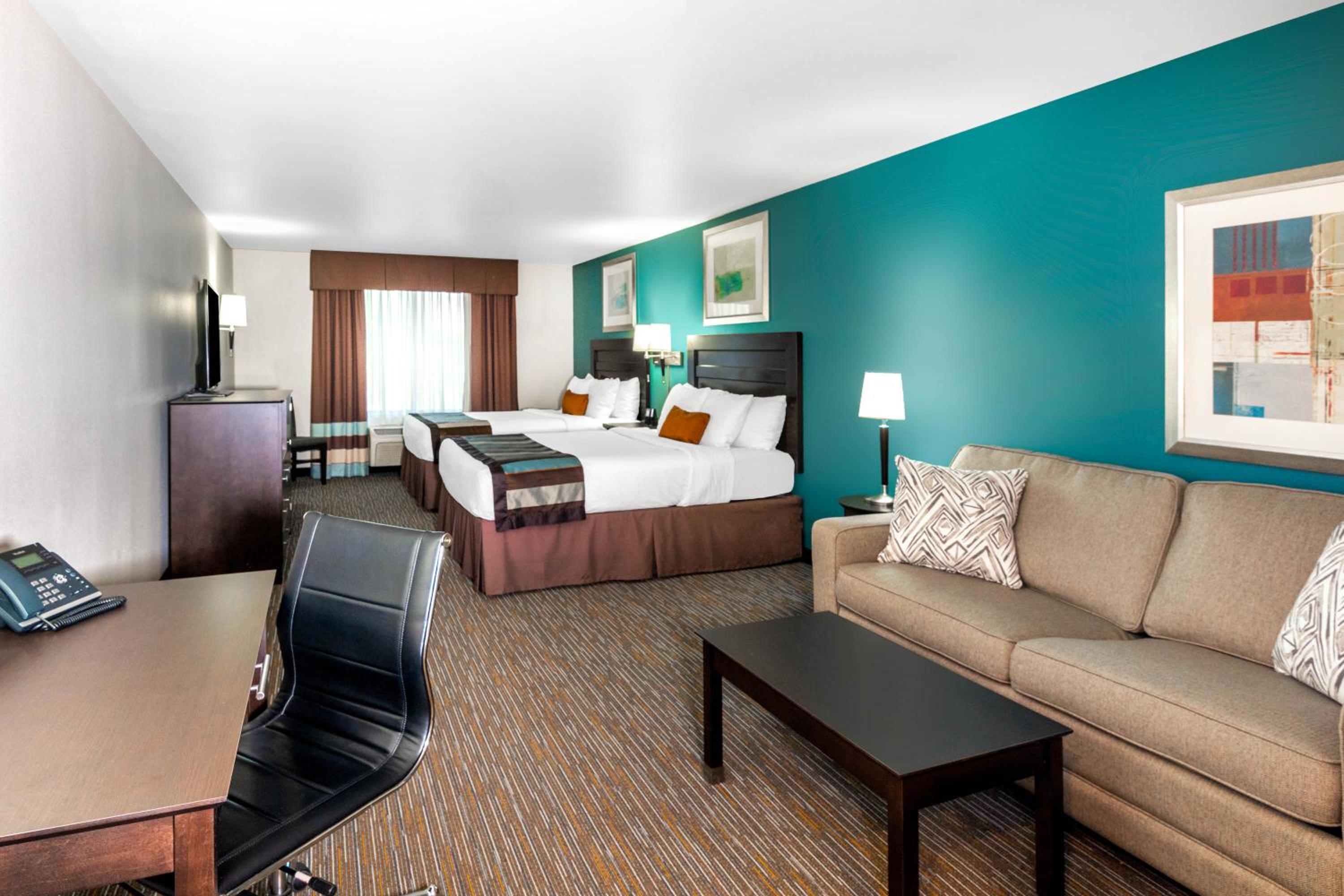 2 Queen beds, Sleeper Sofa, Non-Smoking - Photo 2