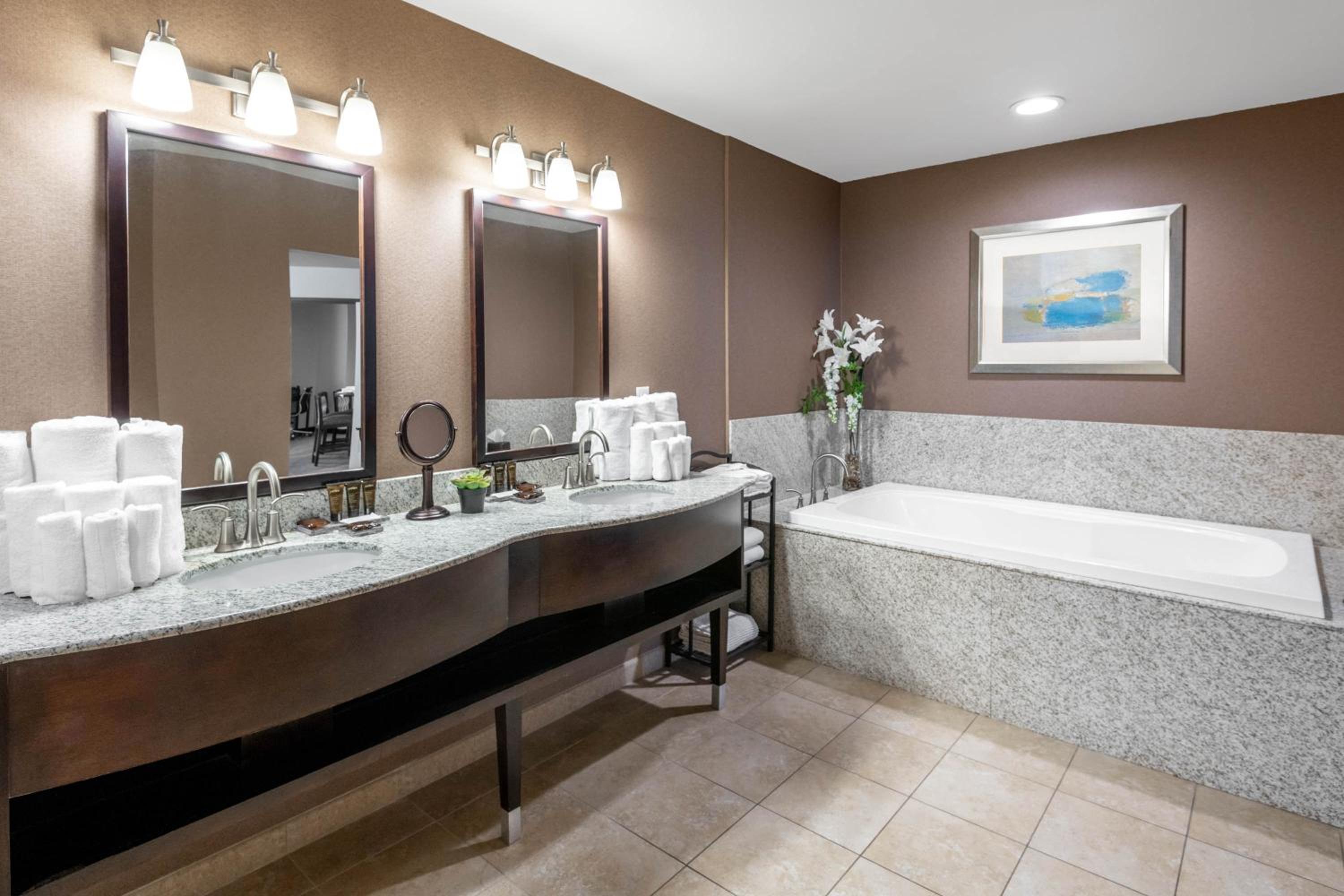 Executive King Suite - Non-Smoking - Photo 7