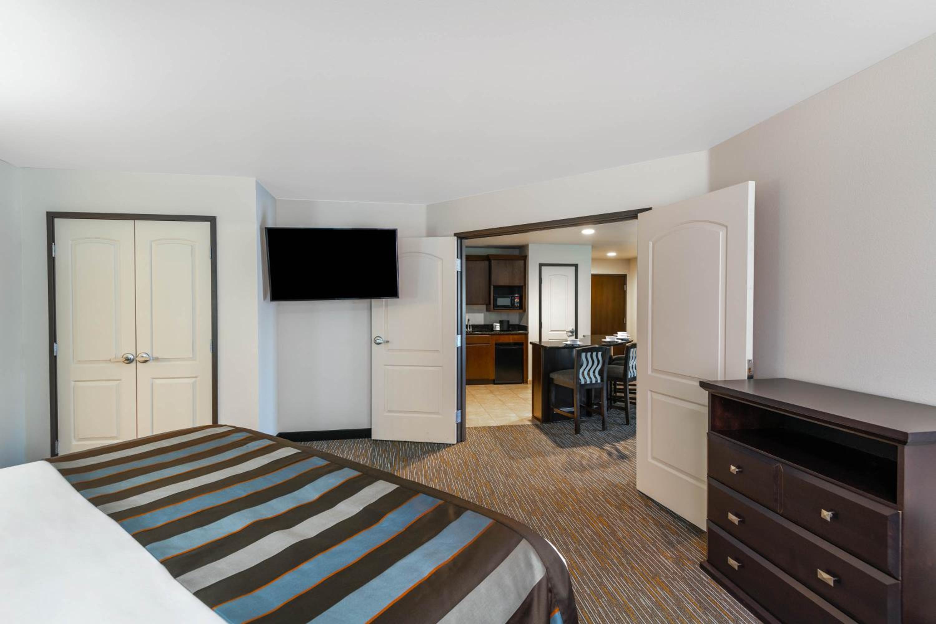 Junior King Suite - Non-Smoking - Photo 1