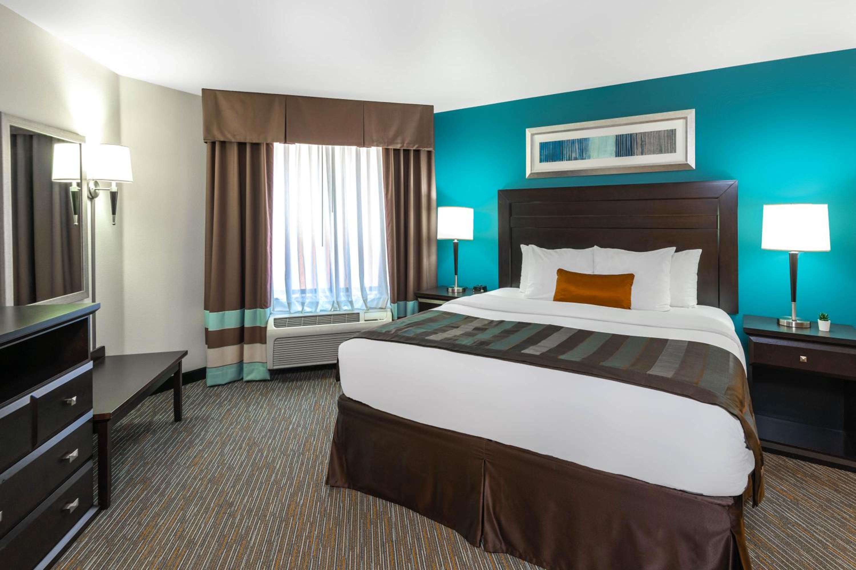 Executive King Suite - Non-Smoking - Photo 2