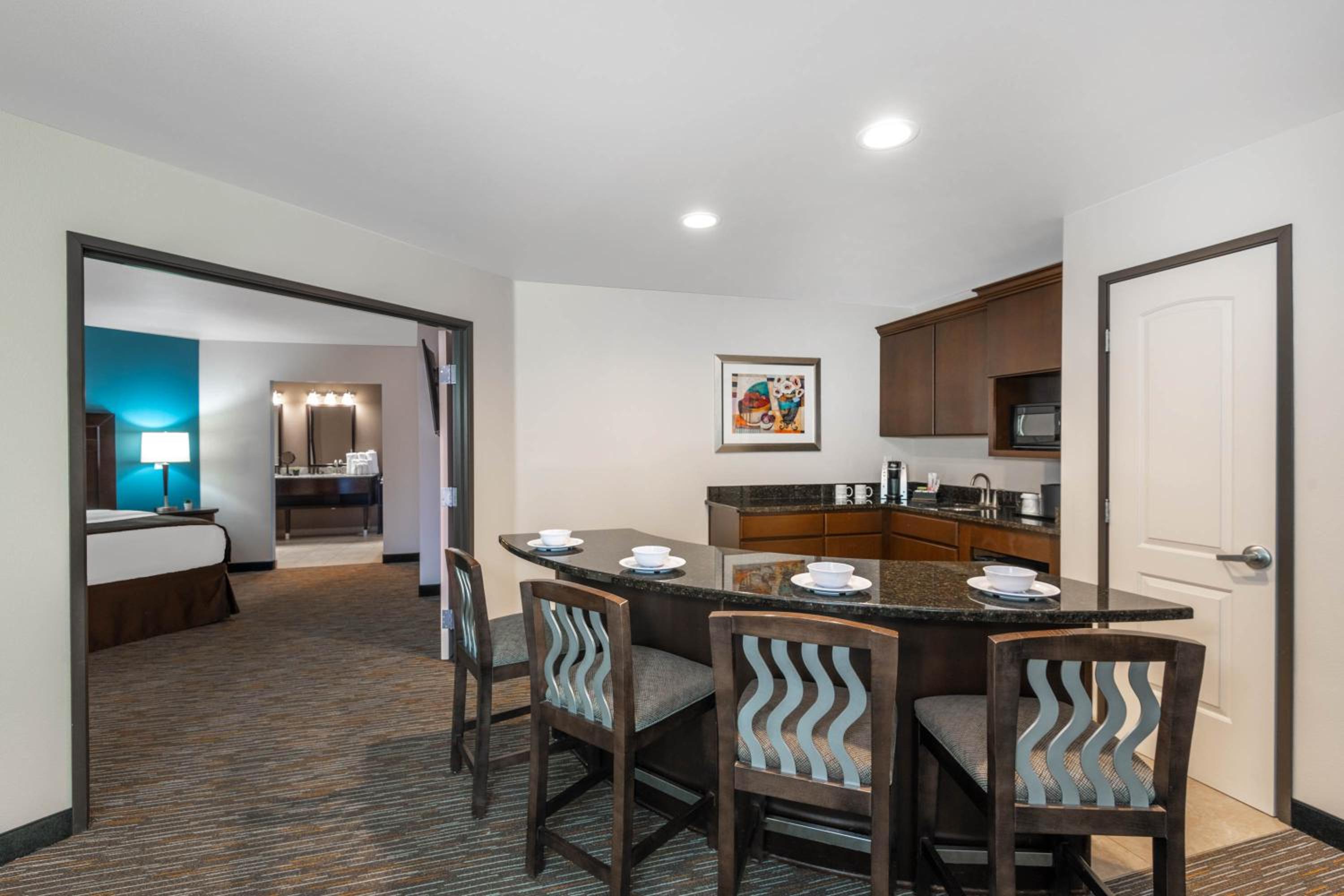 Executive King Suite - Non-Smoking - Photo 3