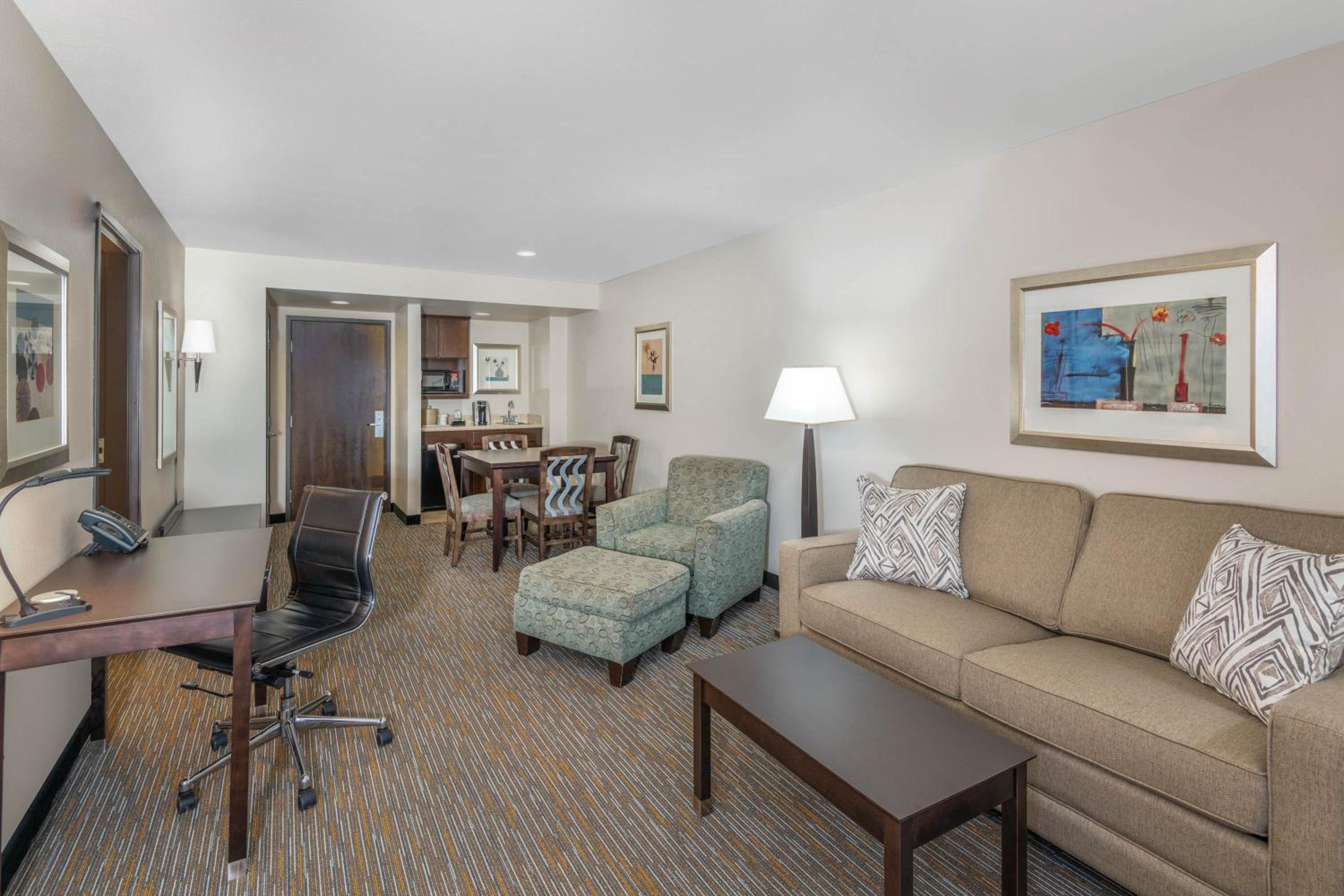 Junior King Suite - Non-Smoking - Photo 3