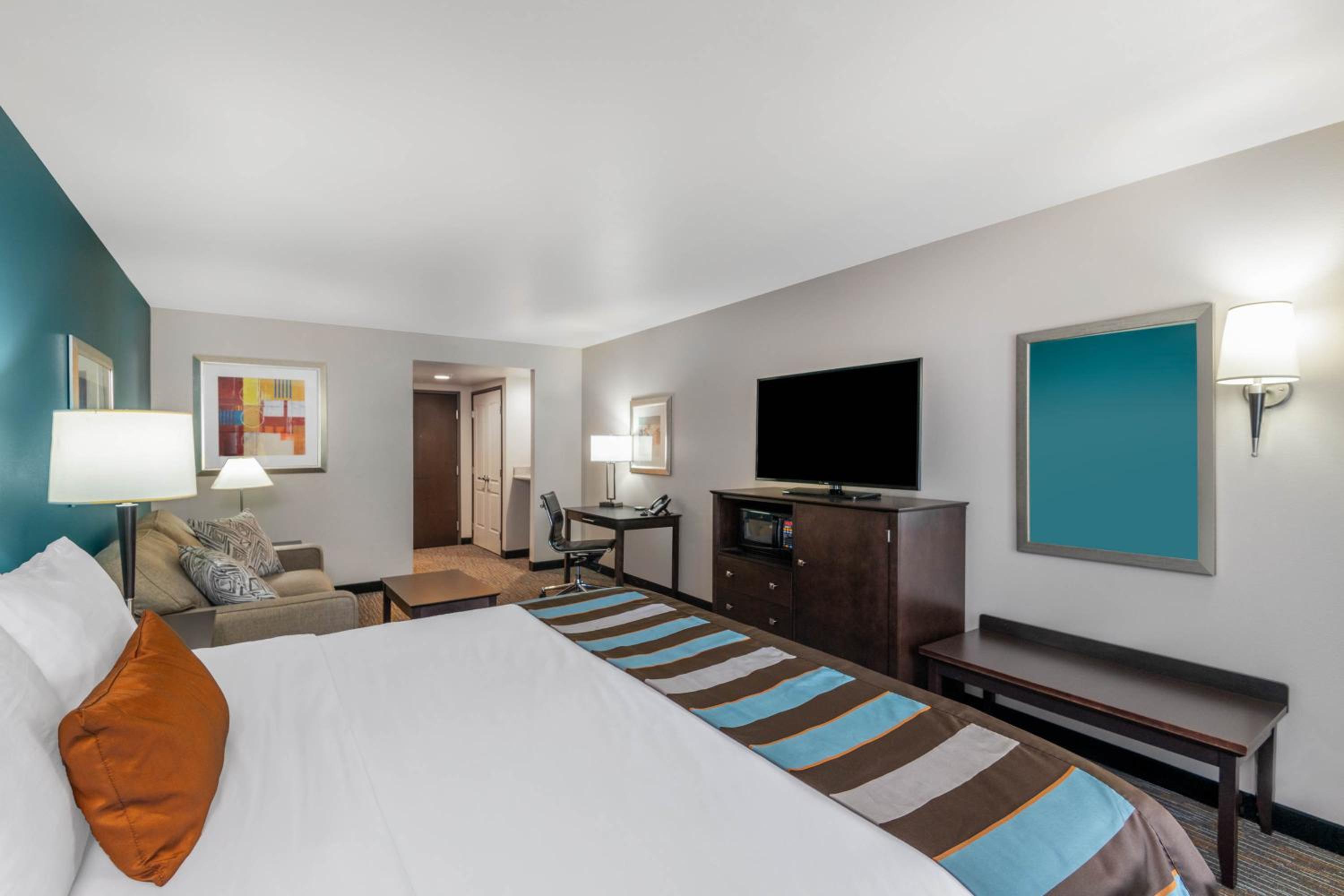 Junior King Suite - Non-Smoking - Photo 4