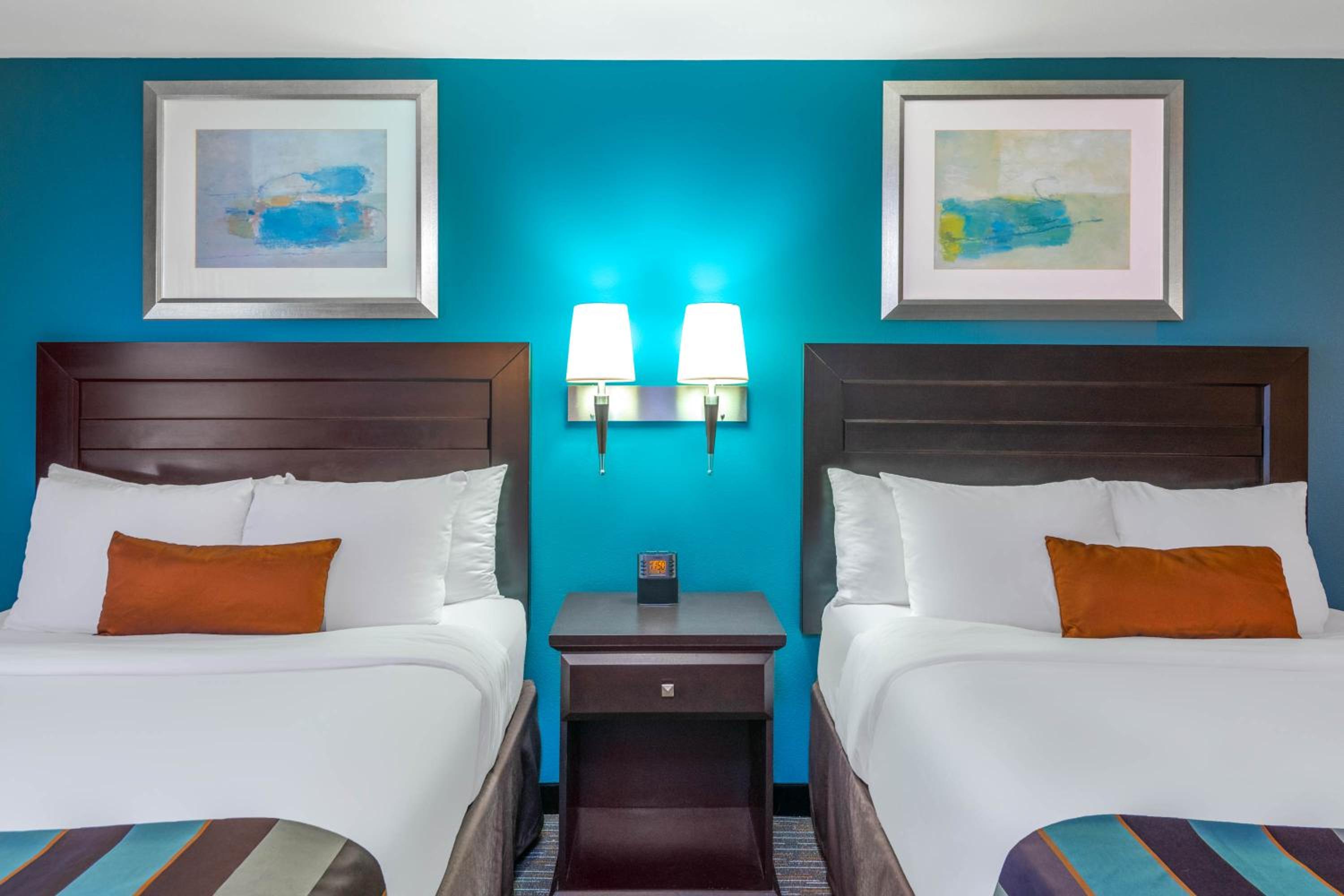 Queen Room with Two Queen Beds - Non-Smoking - Photo 1