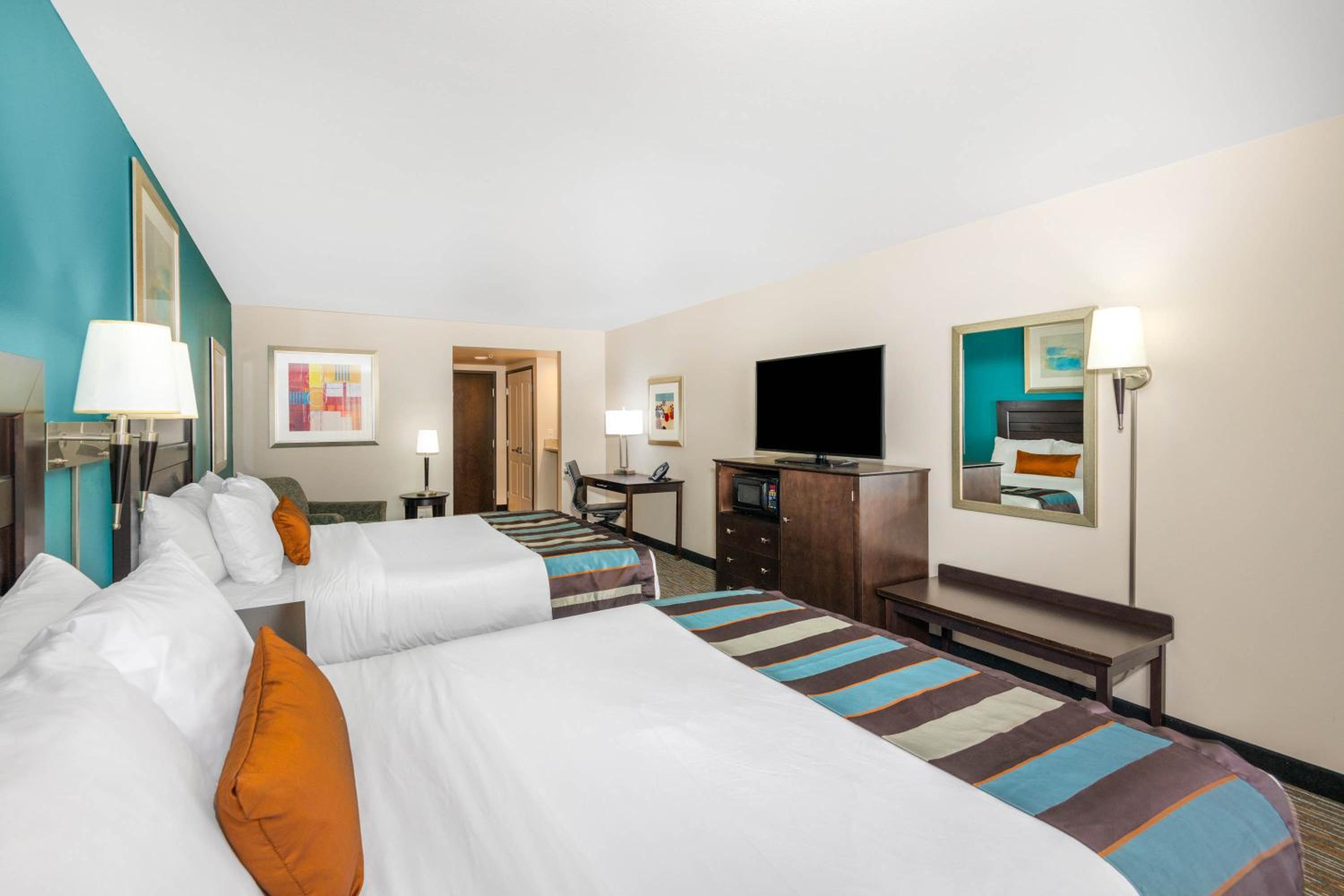 Queen Room with Two Queen Beds - Non-Smoking - Photo 2