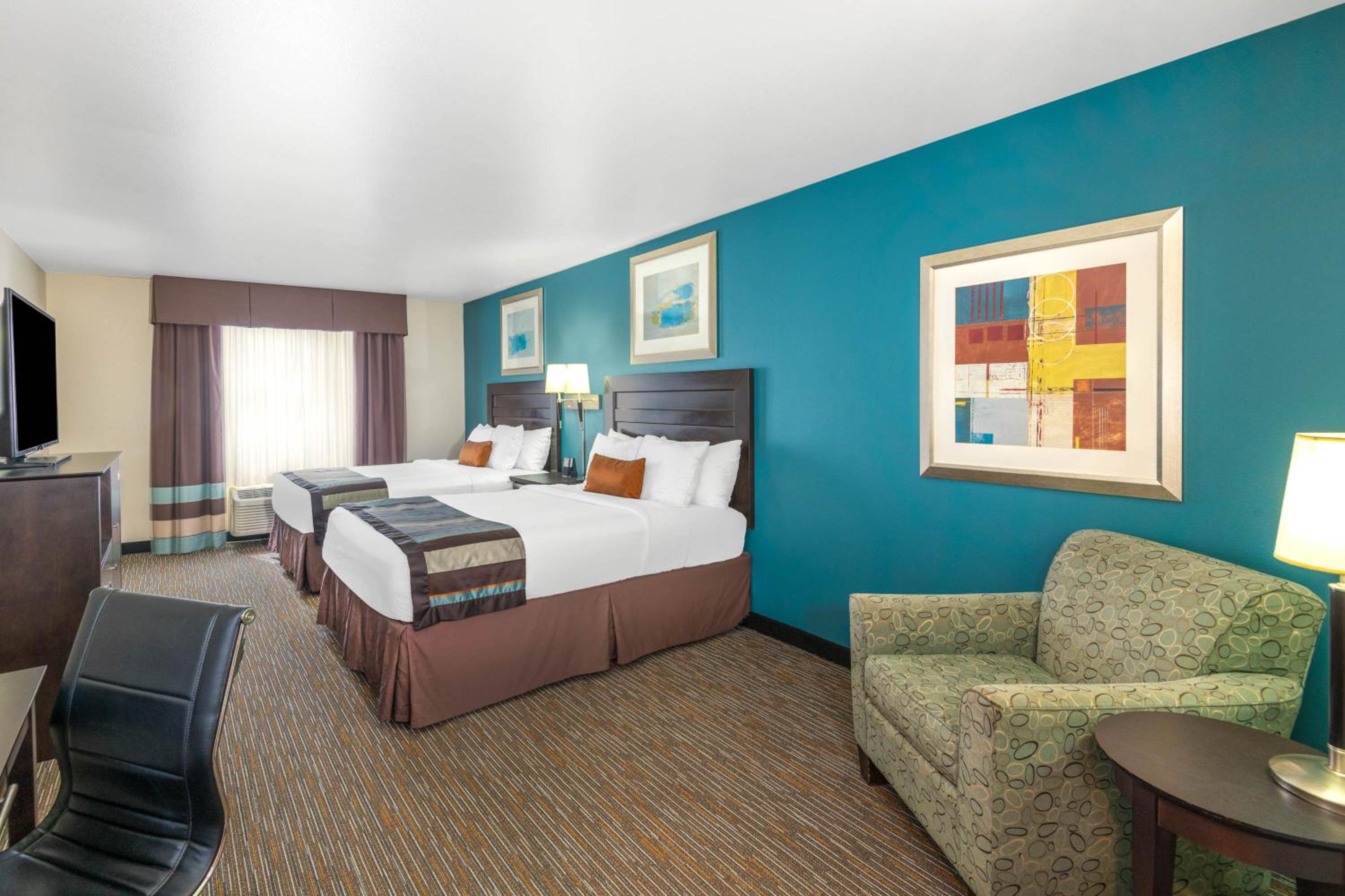 Queen Room with Two Queen Beds - Non-Smoking - Photo 3