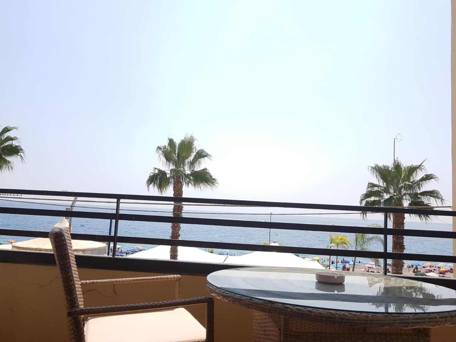 One-Bedroom Apartment Front Sea View photo 3