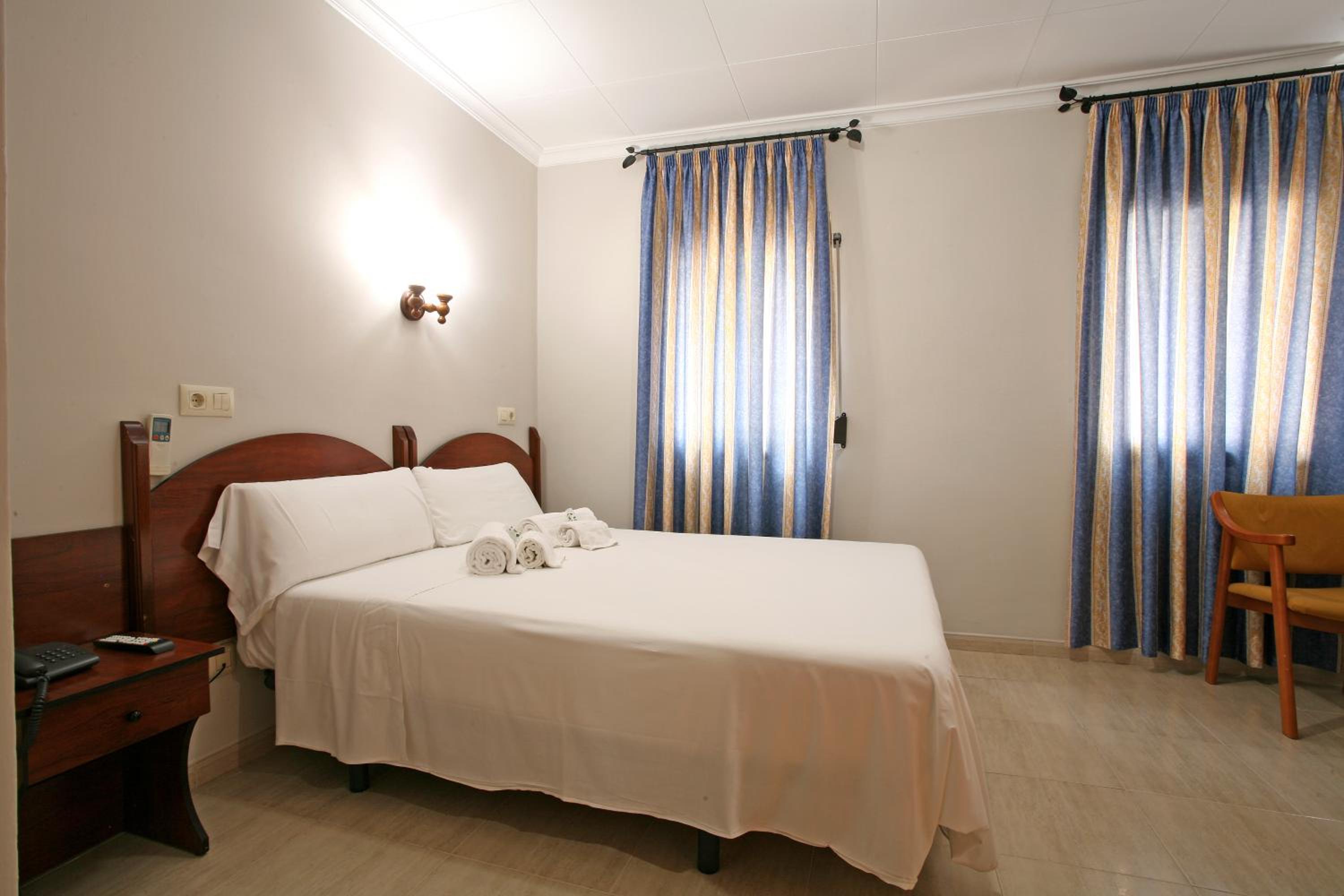 Queen Room - Disability Access - Photo 1