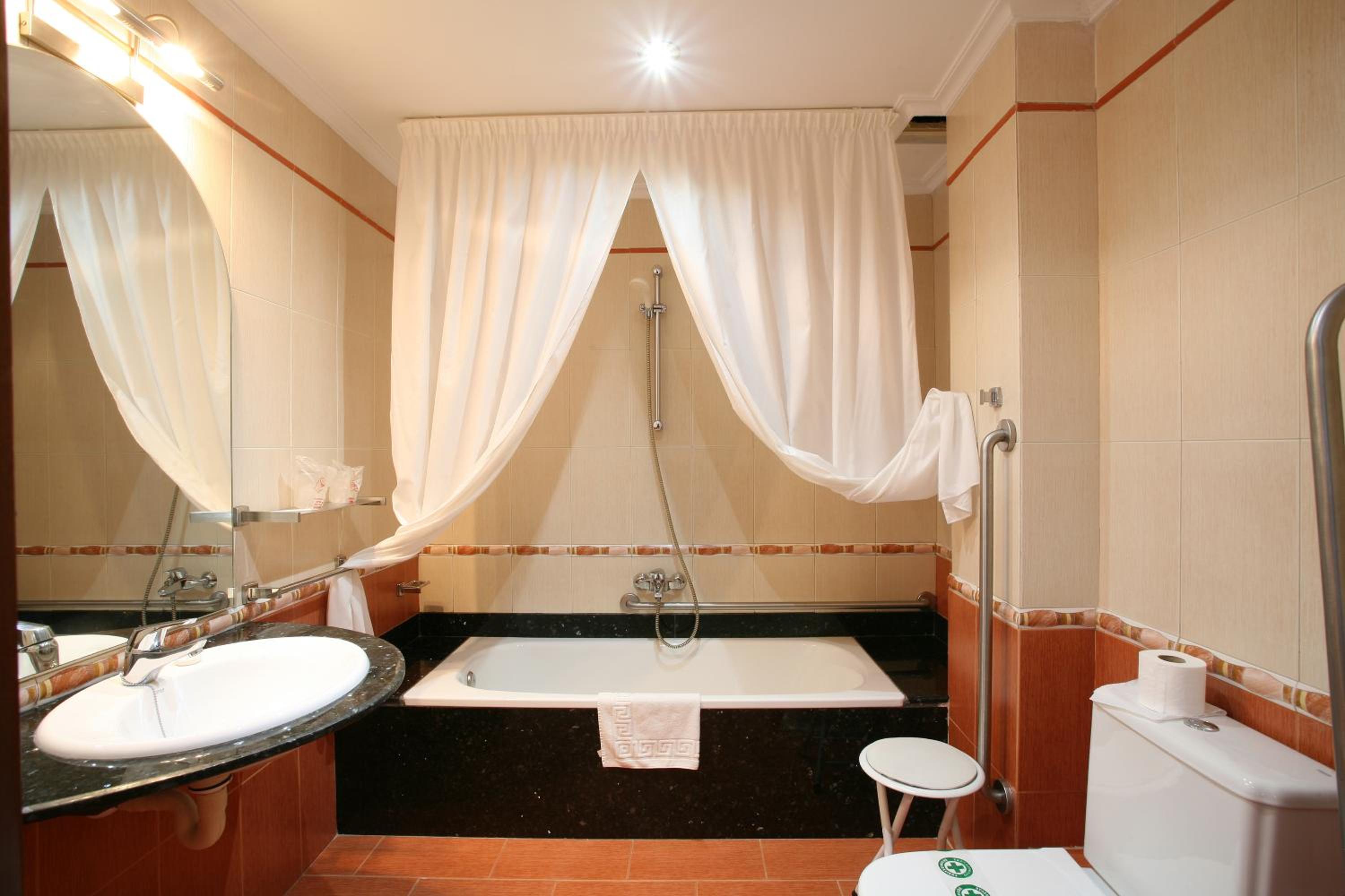 Queen Room - Disability Access - Photo 4