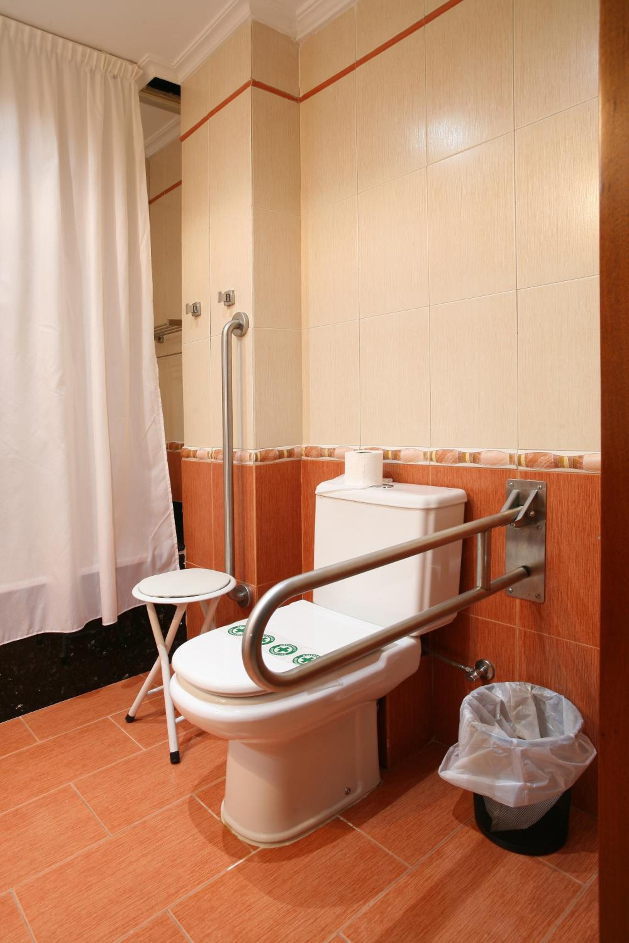 Queen Room - Disability Access - Photo 3