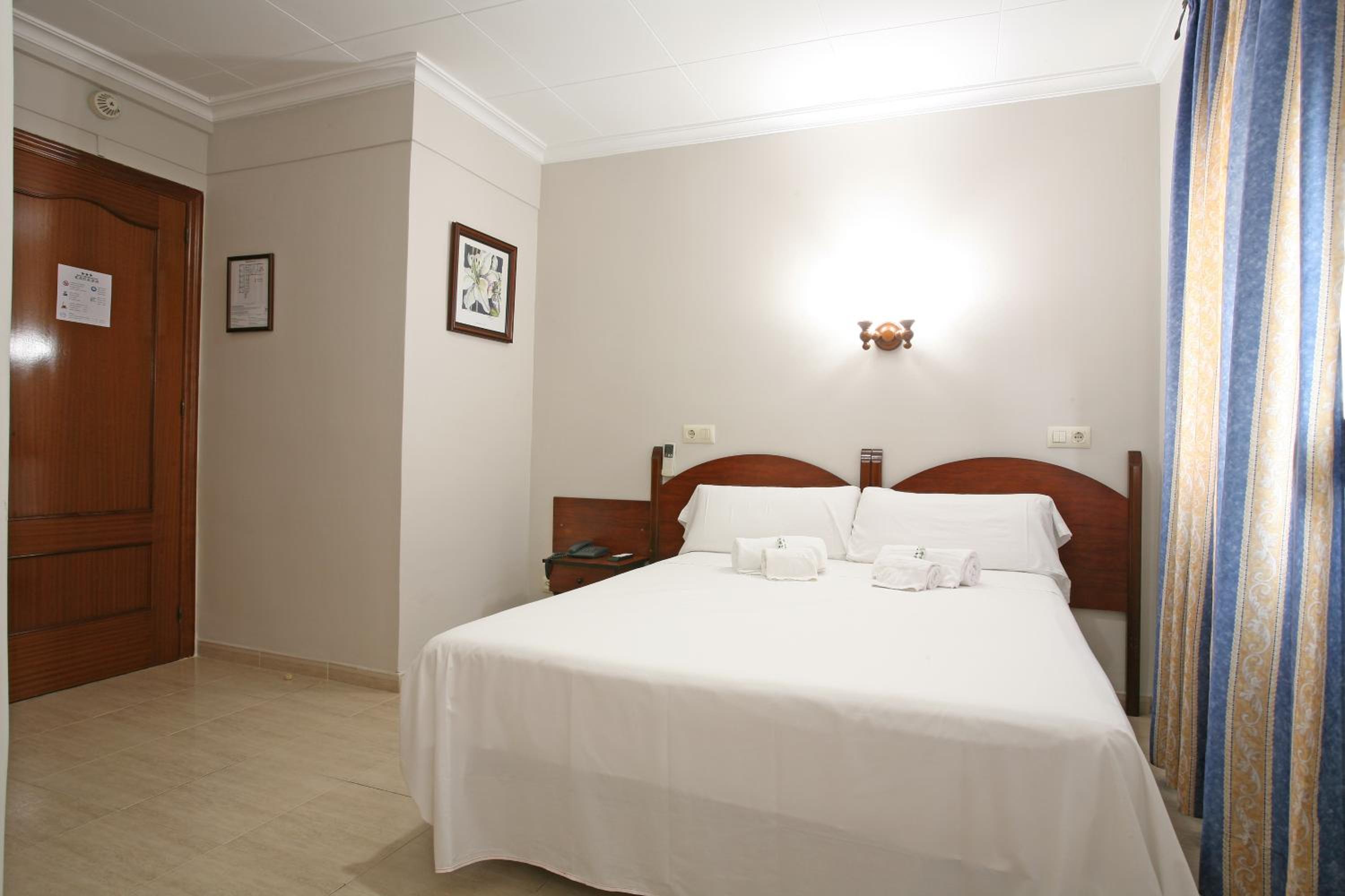 Queen Room - Disability Access - Photo 2
