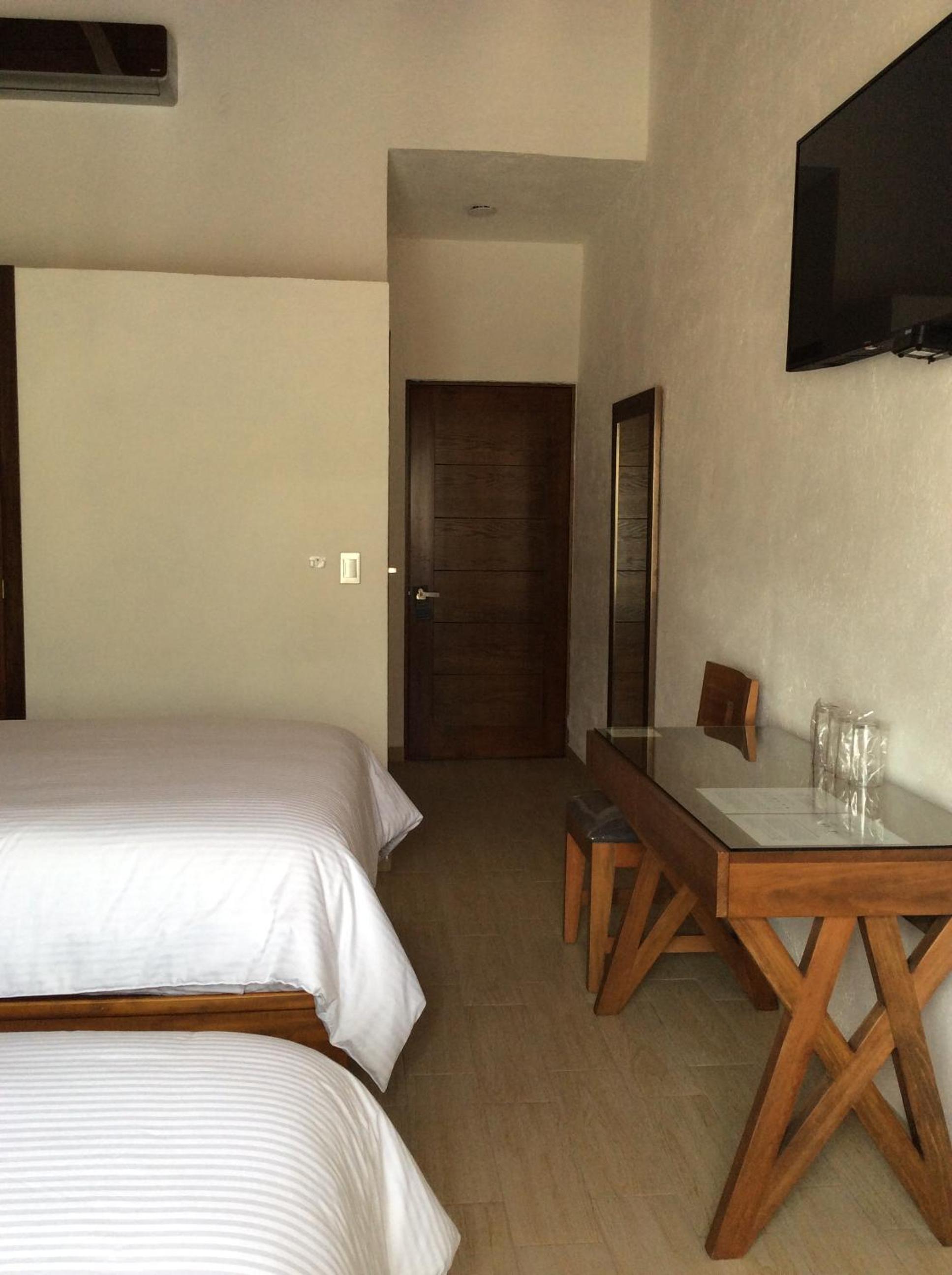Quadruple Room with Balcony - Photo 5