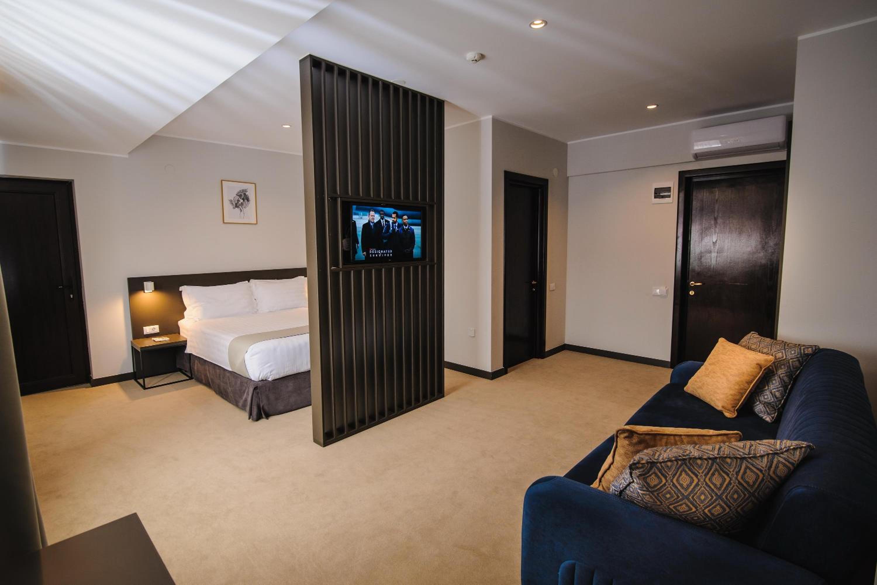 Deluxe Queen Suite photo 1