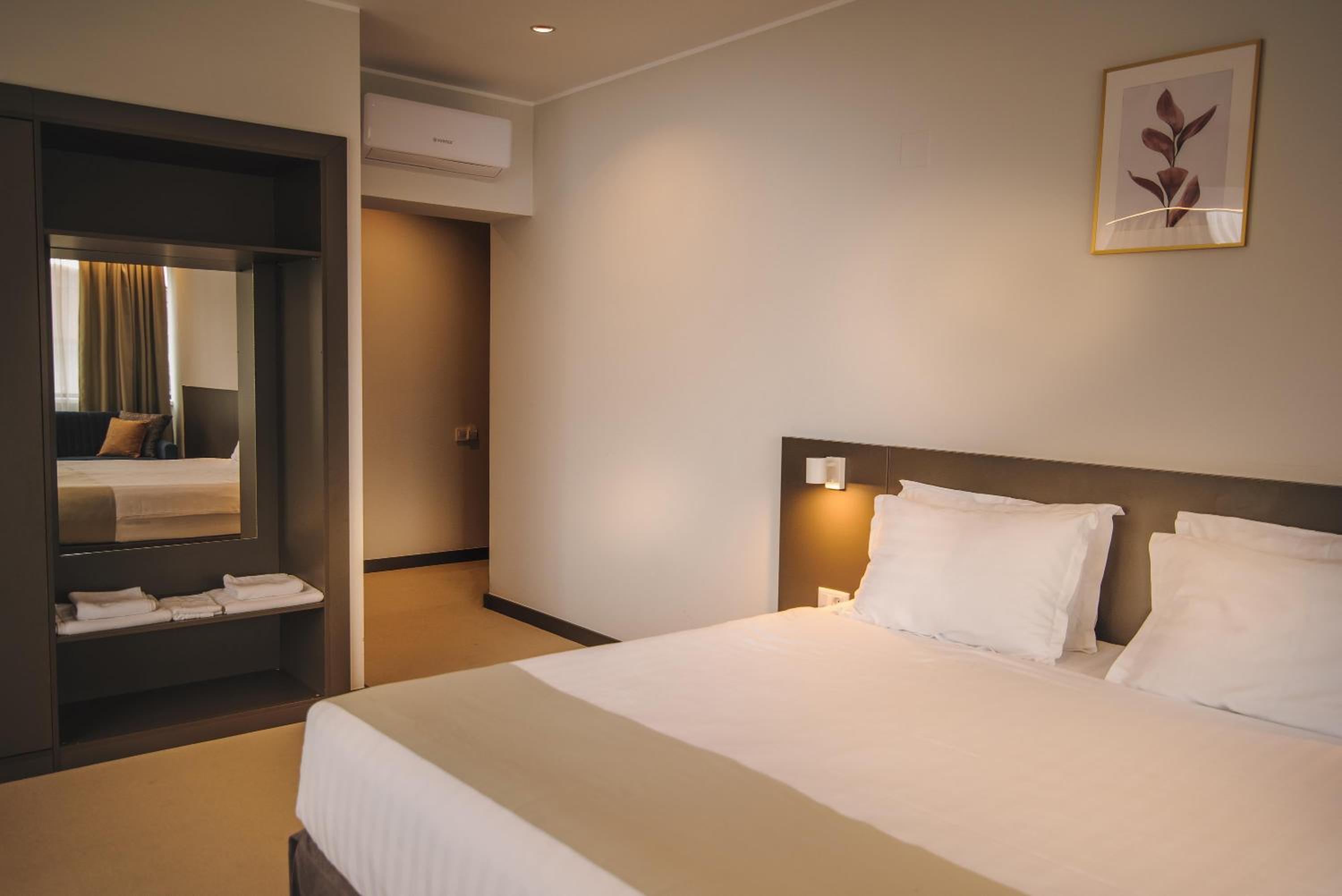 Deluxe King Suite photo 3