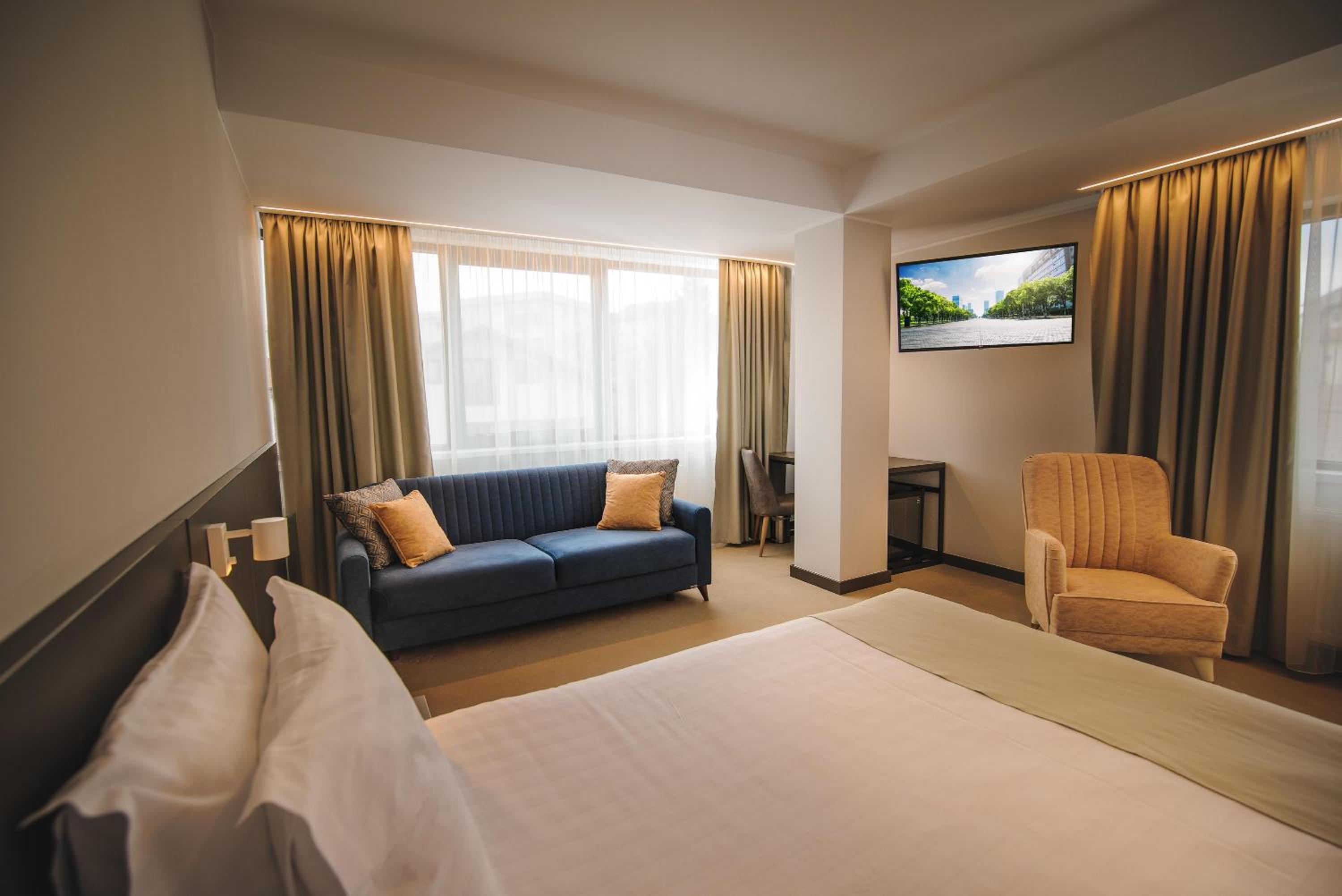 Deluxe King Suite photo 1
