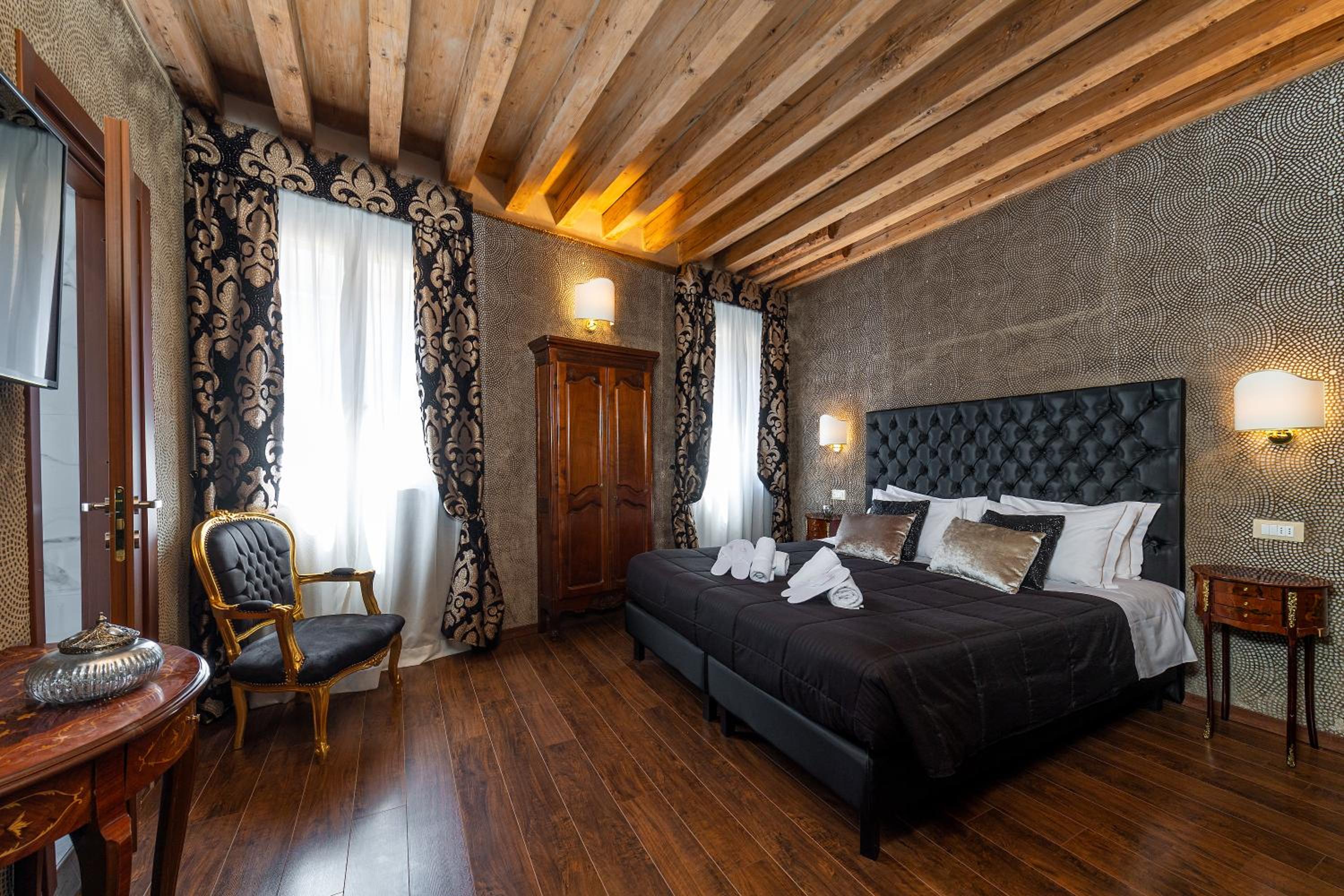 Classic Double Room with Canal View photo 1